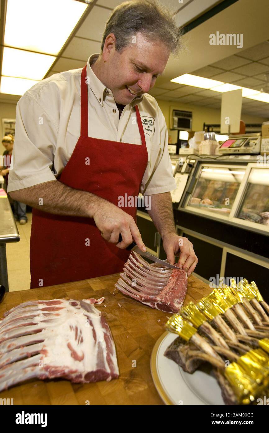 30 novembre 2006 - Stati Uniti - il macellaio Dave Zier affetta una griglia di agnello a Chicago, Illinois. (Bob fila/Chicago Tribune/MCT) (immagine di credito: © Bob fila/mct/ZUMAPRESS.com) Foto Stock