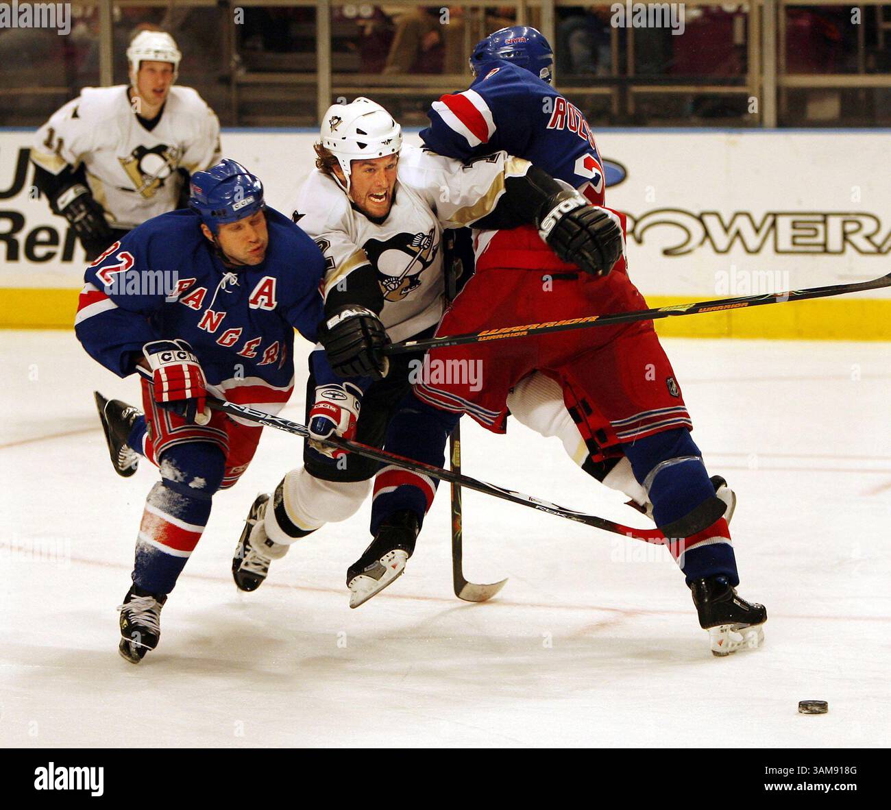 7 dicembre 2006 - Stati Uniti - Ryan Malone dei Pittsburgh Penguins è inserito su questo assegno tra Michal Rozsival dei New York Rangers e Martin Straka (a sinistra) nel terzo periodo al Madison Square Garden di New York, giovedì 7 dicembre 2006. I Rangers sconfissero i Penguins per 3-2. (Paul J. Bereswill/Newsday/MCT) (immagine di credito: © Paul J. Bereswill/mct/ZUMAPRESS.com) Foto Stock