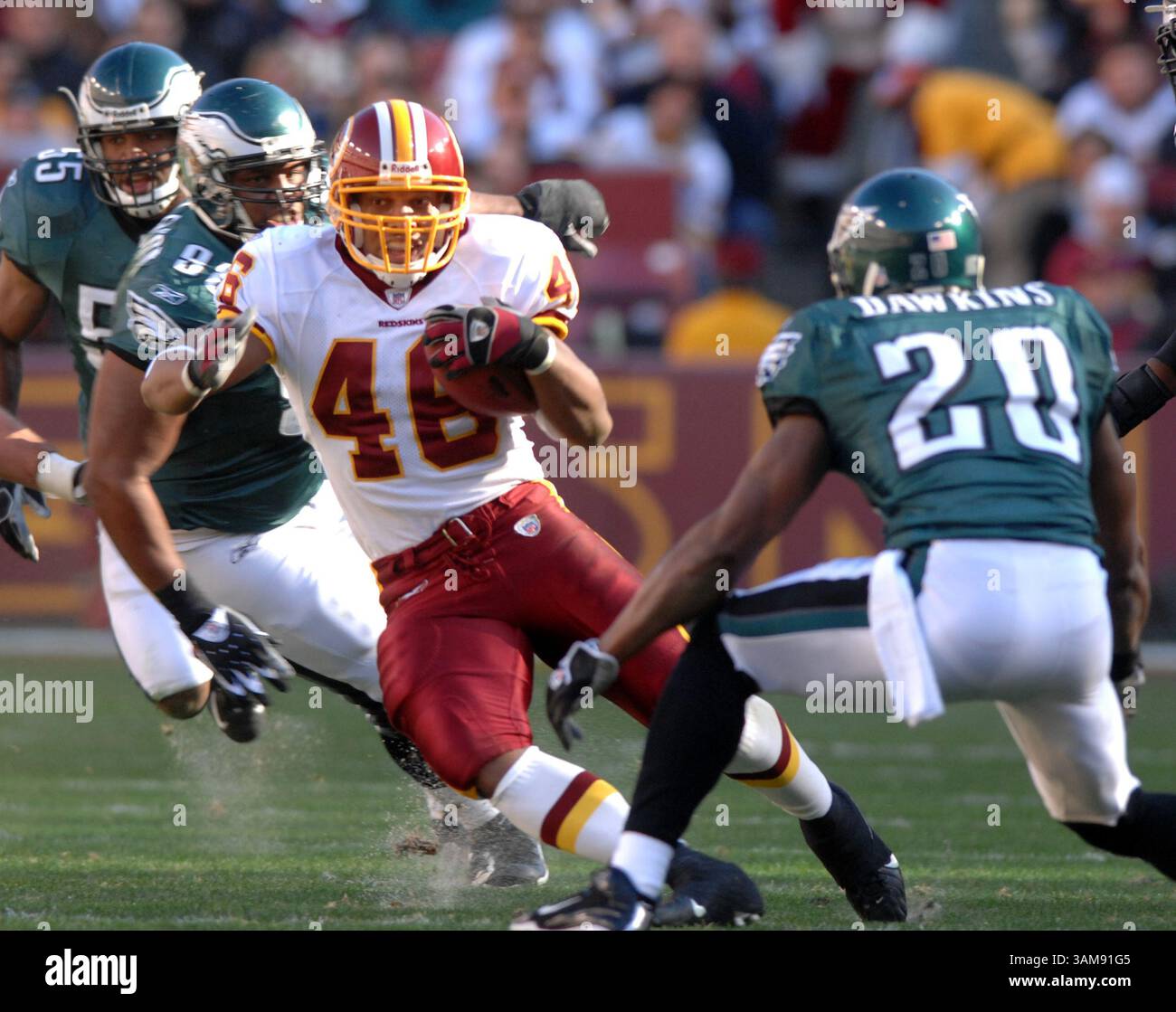 10 dicembre 2006 - Stati Uniti - Ladell Betts (46) dei Washington Redskins cerca yard contro Brian Dawkins (20) dei Philadelphia Eagles nella prima metà della partita di domenica 10 dicembre 2006 a Landover, Maryland. (George Bridges/MCT) (immagine di credito: © George Bridges/mct/ZUMAPRESS.com) Foto Stock