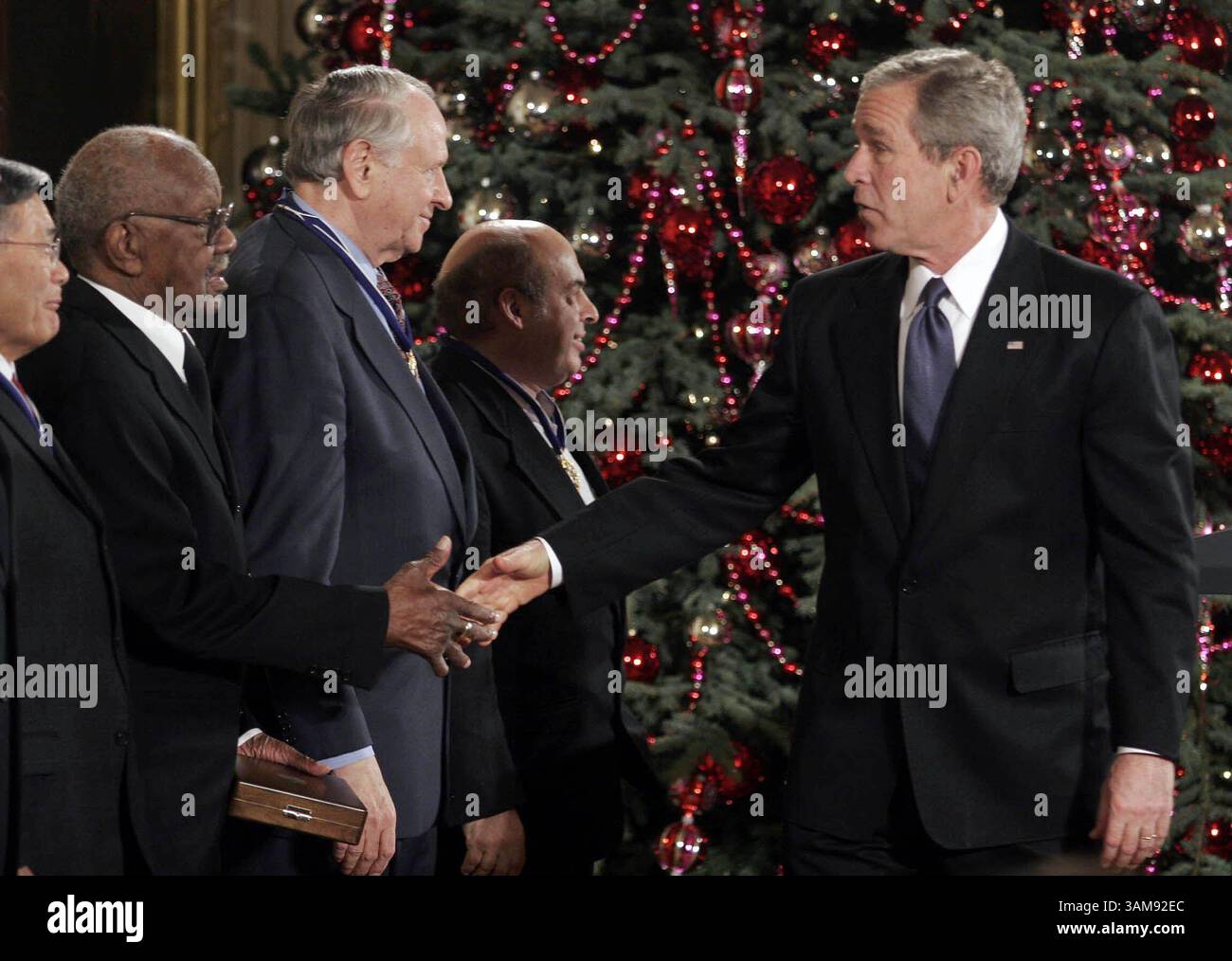 15 dicembre 2006 - USA - il presidente George Bush ha presentato la Presidential Medal of Freedom a Warren o'Neil (secondo da sinistra), che ha accettato la medaglia postumo per suo fratello, John Buck o'Neil, alla Casa Bianca di Washington, D.C., venerdì 15 dicembre 2006. (Andrew Councill/MCT) (immagine di credito: © Andrew Councill/mct/ZUMAPRESS.com) Foto Stock