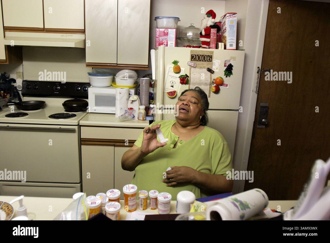 16 novembre 2006 - Stati Uniti - Virginia Williams, 65, usa un inalatore nella sua cucina. Williams è su una sedia a rotelle e ha bisogno di ossigeno, e ha bisogno del suo assistente di salute domestica poche ore ogni giorno. Ma si e' presa cura di suo marito, Clyde, vittima di ictus, per 11 anni. (Eric Mencher/Philadelphia Inquirer/MCT) (immagine di credito: © Eric Mencher/mct/ZUMAPRESS.com) Foto Stock