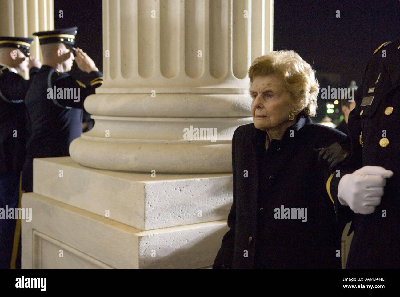 30 dicembre 2006 - Stati Uniti - Betty Ford viene inserita nel Campidoglio degli Stati Uniti mentre lo scrigno del presidente Gerald R. Ford si sposta all'interno del Campidoglio a Washington, D.C., sabato 30 dicembre 2006. (Pete Souza/Chicago Tribune/MCT) (immagine di credito: © Pete Souza/mct/ZUMAPRESS.com) Foto Stock