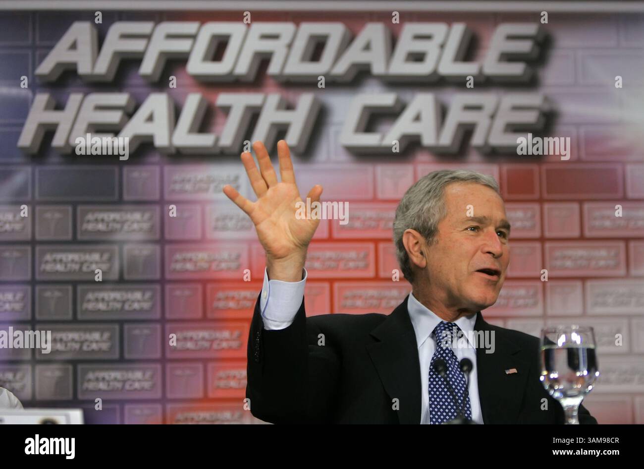 25 gennaio 2007 - Stati Uniti - il presidente George W. Bush discute le sue proposte di assistenza sanitaria per assistere i non assicurati per ottenere la copertura assicurativa sanitaria presso l'ospedale St. Luke's East Health Systems di Lee's Summit, Missouri, giovedì 25 gennaio 2007. (David Eulitt/Kansas City Star/MCT) (immagine di credito: © David Eulitt/mct/ZUMAPRESS.com) Foto Stock