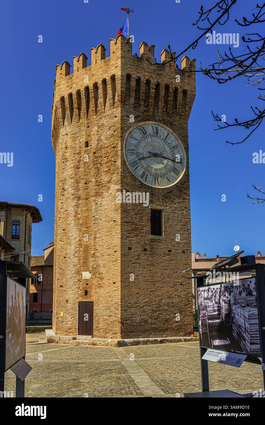 La Torre Gualtieri sorge nel centro storico di San Benedetto del Tronto, in Piazza Giuseppe Sacconi. San Benedetto del Tronto, Marche Foto Stock