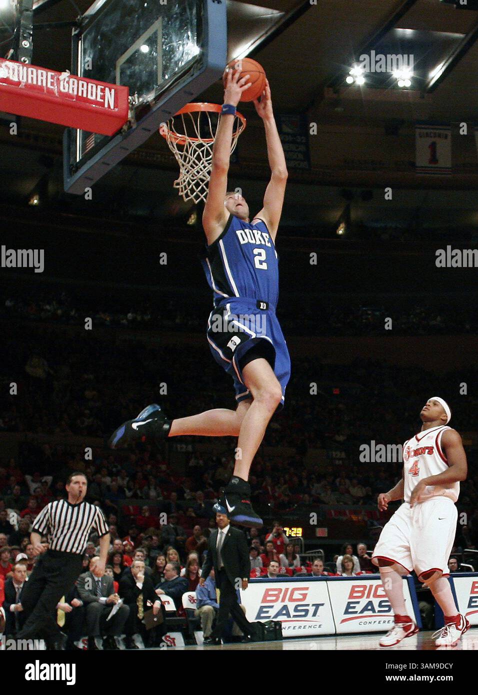 25 febbraio 2007 - Stati Uniti - Josh McRoberts di Duke finisce un rovescio dopo Eugene Lawrence della St. John's University durante il primo tempo. Duke sconfisse St. John's, 67-50, al Madison Square Garden di New York, domenica 25 febbraio 2007. (Ted Richardson/Raleigh News & Observer/MCT) (immagine di credito: © Ted Richardson/mct/ZUMAPRESS.com) Foto Stock 25 febbraio 2007 - Stati Uniti - Josh McRoberts di Duke finisce un rovescio dopo Eugene Lawrence della St. John's University durante il primo tempo. Duke sconfisse St. John's, 67-50, al Madison Square Garden di New York, domenica 25 febbraio 2007. (Ted Richardson/Raleigh News & Observer/MCT) (immagine di credito: © Ted Richardson/mct/ZUMAPRESS.com) Foto Stock