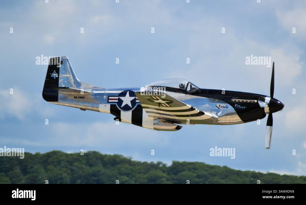 Il P-51D Mustang 'Quicksilver' è mostrato qui in mostra all'aeroporto regionale di Barnes in Massachusetts, Stati Uniti Foto Stock