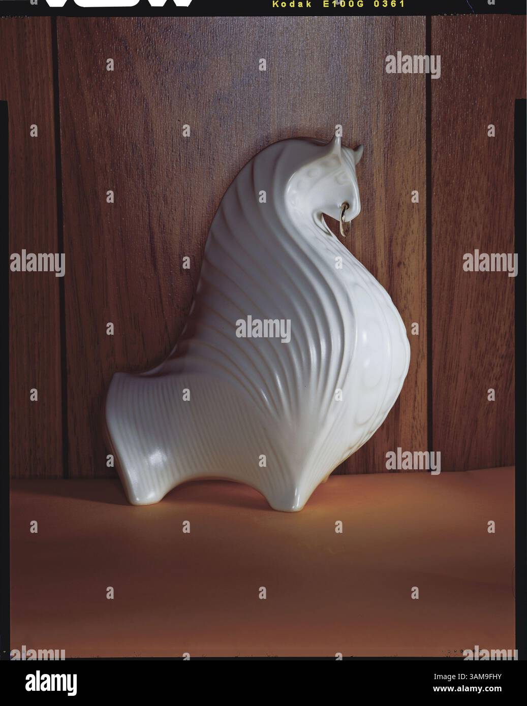 8 marzo 2007 - Stati Uniti - ripensando in modo creativo gli orribili animali in ceramica che popolavano i tavolini degli anni '70, il designer Jonathan Adler li ha resi grafici e moderni come questo chesty. (Bill Hogan/Chicago Tribune/MCT) (immagine di credito: © Bill Hogan/mct/ZUMAPRESS.com) Foto Stock