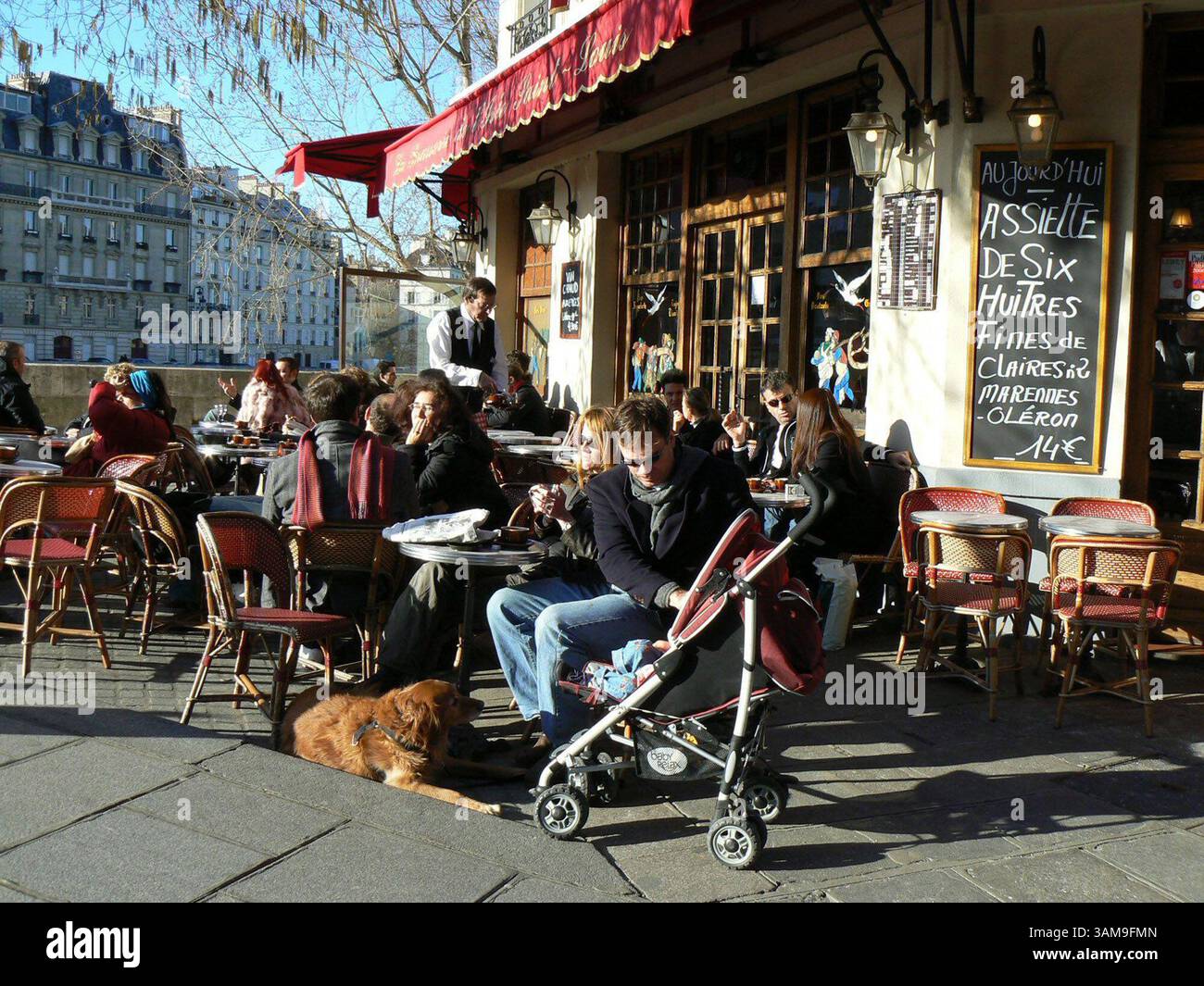 6 marzo 2007 - Stati Uniti - Un caffè vicino alla cattedrale di Notre Dame si riempie di clienti locali che si immergono nel sole invernale a Parigi, in Francia. (Carol Pucci/Seattle Times/MCT) (immagine di credito: © Carol Pucci/mct/ZUMAPRESS.com) Foto Stock