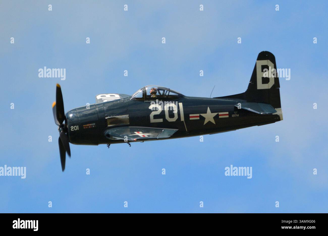 Questo Grumman F8F Bearcat è stato progettato durante la seconda guerra mondiale, ma non ha visto il servizio operativo. Visto qui che si esibisce al Sywell Aerodrome, Regno Unito Foto Stock
