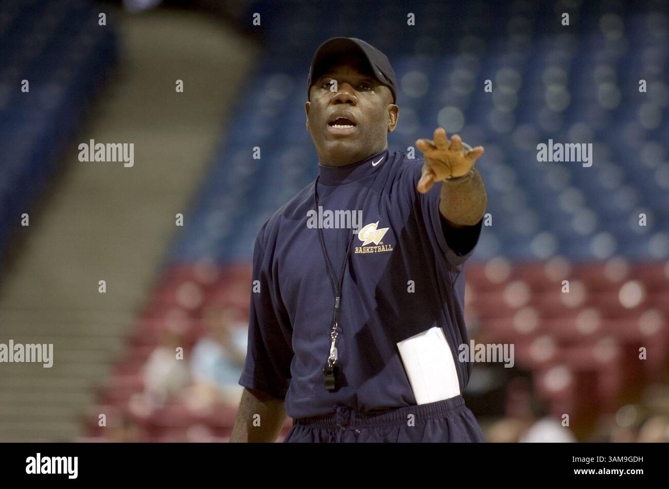 14 marzo 2007 - Stati Uniti - Karl Hobbs, allenatore della George Washington University, guarda le prove di allenamento per una partita del primo turno del campionato di pallacanestro maschile NCAA Western Regional all'Arco Arena di Sacramento, California, mercoledì 14 marzo 2007. (Jose Luis Villegas/Sacramento Bee/MCT) (immagine di credito: © Jose Luis Villegas/mct/ZUMAPRESS.com) Foto Stock