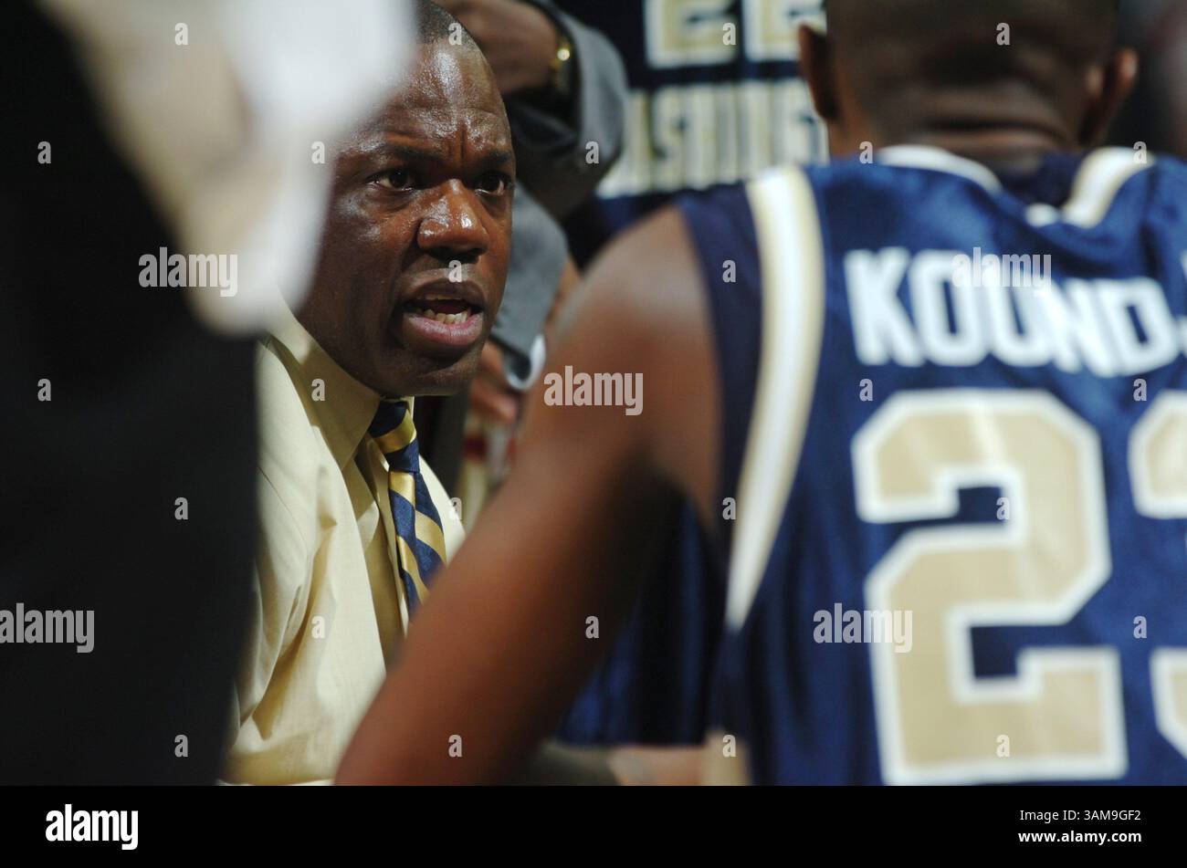 15 marzo 2007 - Stati Uniti - l'allenatore della George Washington University Kark Hobbs parla con la sua squadra durante il secondo tempo contro il Vanderbilt nel primo turno del torneo di pallacanestro maschile NCAA. Vanderbilt sconfisse GWU, 77-44, all'Arco Arena di Sacramento, California, giovedì 15 marzo 2007. (Bryan Patrick/Sacramento Bee/MCT) (immagine di credito: © Bryan Patrick/mct/ZUMAPRESS.com) Foto Stock