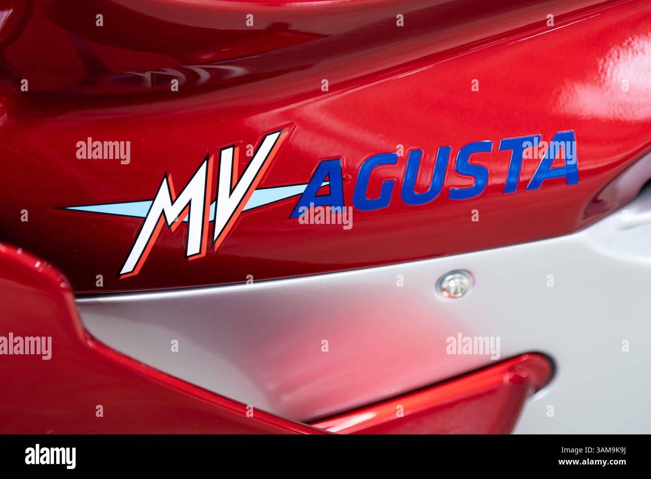 DAS Logo des italienischen Unternehmens MV Agusta ist beim Tag der Offenen Tür des Motorradhändlers Limbächer auf einem Motorrad zu sehen. Filderstadt Baden-Württemberg Deutschland *** il logo dell'azienda italiana MV Agusta può essere visto su una moto nel giorno aperto del concessionario di moto Limbächer Filderstadt Baden Württemberg Germania Foto Stock