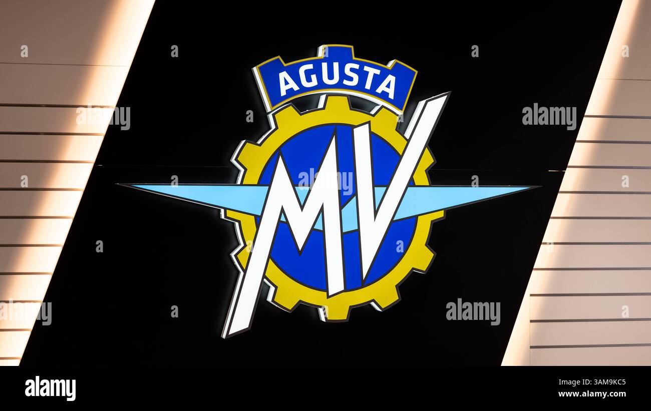 DAS Logo des italienischen Unternehmens MV Agusta ist beim Tag der Offenen Tür des Motorradhändlers Limbächer an einer Wand zu sehen. Filderstadt Baden-Württemberg Deutschland *** il logo dell'azienda italiana MV Agusta può essere visto su una parete all'aperto del concessionario di moto Limbächer Filderstadt Baden Württemberg Germania Foto Stock