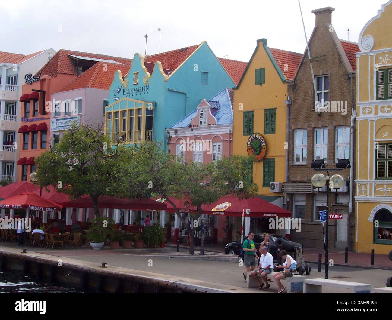16 aprile 2007 - Stati Uniti - il colorato lungomare della vivace Willemstad sull'isola di Curacao, uno dei segreti meglio custoditi dei Caraibi. La fila di edifici signorili riflette l'influenza europea del XVII e XVIII secolo. (Bob Downing/Akron Beacon Journal/MCT) (immagine di credito: © Bob Downing/mct/ZUMAPRESS.com) Foto Stock