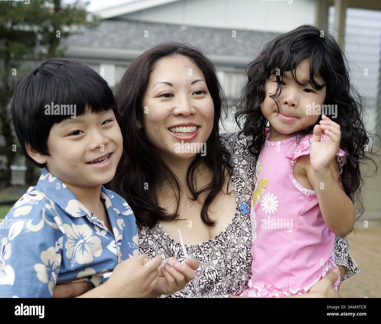 20 aprile 2007 - Stati Uniti - Kalma Wong, centro, posa per la fotografia con i suoi figli Dylan Wong-Miyazato, 7 anni, sinistra, e Leigh Wong-Miyazato, 5 anni, fuori casa, il 20 aprile 2007, a Kanehoe, Hawaii. I bambini Wong, a cui viene diagnosticato l'autismo, inizieranno un trattamento controverso in cui l'ossigeno puro viene erogato ai pazienti confinati in camere altamente pressurizzate per un'ora al giorno per diverse settimane. (Marco Garcia/Chicago Tribune/MCT) (immagine di credito: © Marco Garcia/mct/ZUMAPRESS.com) Foto Stock