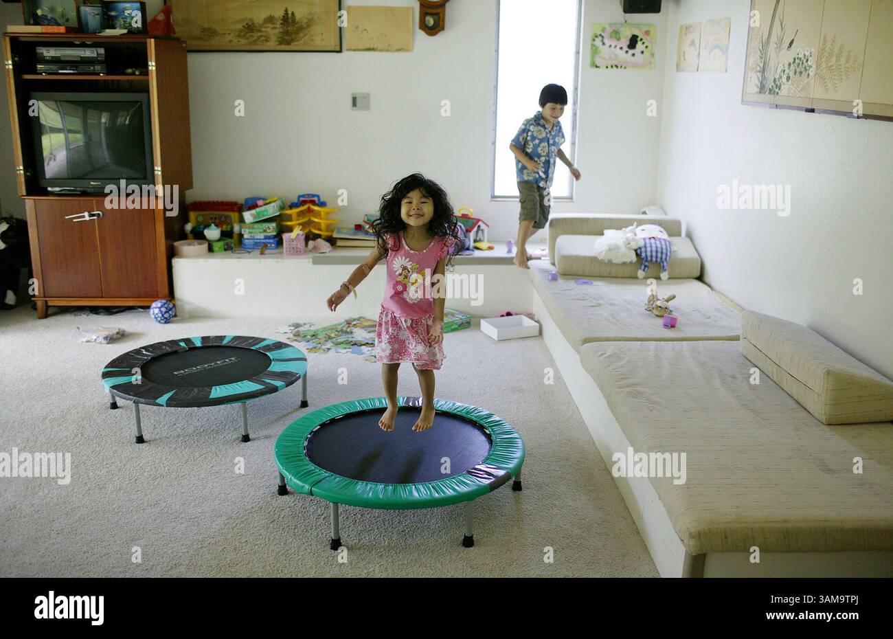 21 aprile 2007 - Stati Uniti - Leigh Wong-Miyazato, 5 anni, primo piano, e suo fratello, Dylan Wong-Miyazato, 7, gioca all'interno della tana di casa, venerdì 20 aprile 2007 a Kanehoe, Hawaii. I bambini Wong, a cui viene diagnosticato l'autismo, inizieranno un trattamento controverso in cui l'ossigeno puro viene erogato ai pazienti confinati in camere altamente pressurizzate per un'ora al giorno per diverse settimane. (Marco Garcia/Chicago Tribune/MCT) (immagine di credito: © Marco Garcia/mct/ZUMAPRESS.com) Foto Stock