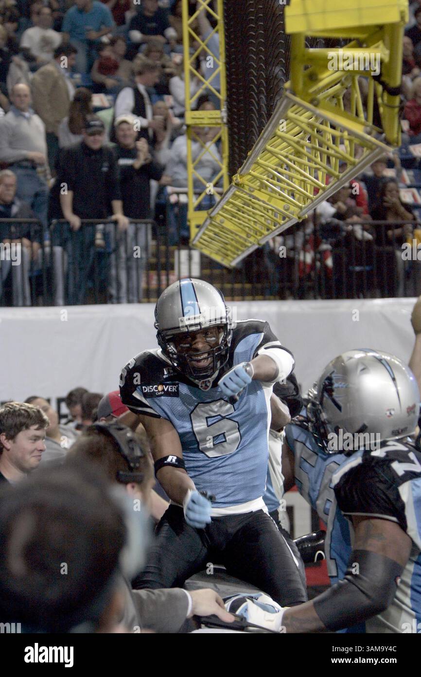 14 aprile 2007 - Stati Uniti - Ira Gooch della Kansas City Brigade finge di cavalcare mentre si siede sul muro dopo aver ricevuto un passaggio da touchdown durante il primo quarto mentre la Kansas City Brigade affrontò la Grand Rapids Rampage sabato 14 aprile 2007, alla Kemper Arena di Kansas City, Missouri. (Garvey Scott/Kansas City Star/MCT) (immagine di credito: © Garvey Scott/mct/ZUMAPRESS.com) Foto Stock