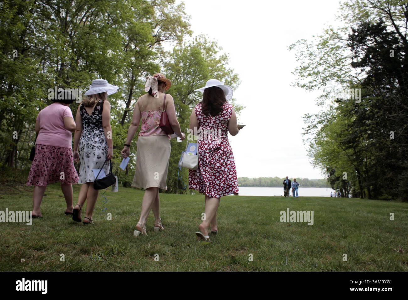 28 aprile 2007 - Stati Uniti - i membri e gli ospiti della Kentucky Society si dirigono verso il fiume Potomac durante il 26° Annual Pre-Kentucky Derby Party a Collingwood Estate, 28 aprile 2007, ad Alexandria, Virginia. (Andrew Councill/MCT) (immagine di credito: © Andrew Councill/mct/ZUMAPRESS.com) Foto Stock