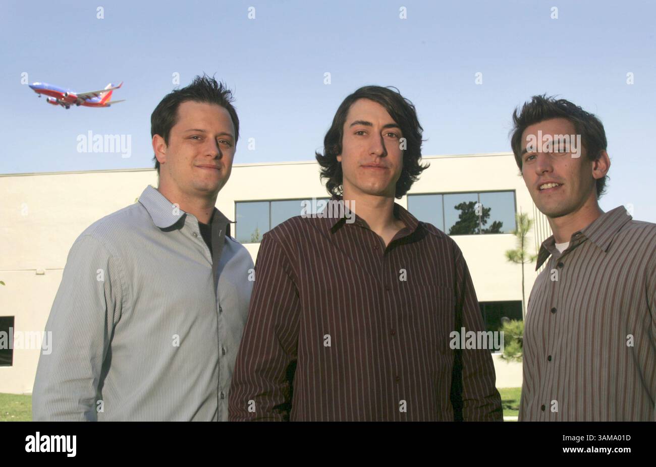 8 maggio 2007 - Stati Uniti - i fondatori della Global Student Experience James Kowal, di sinistra, David Diamond e Travis Carruthers posano per una foto fuori dal loro ufficio di Irvine, California, vicino all'aeroporto John Wayne, 8 maggio 2007. In tre anni, il trio di laureati UC Irvine è passato dallo studio all'estero alla gestione di una società da 3,5 milioni di dollari che coordina programmi di studio internazionali per studenti universitari. (Jebb Harris/Orange County Register/MCT) (immagine di credito: © Jebb Harris/mct/ZUMAPRESS.com) Foto Stock