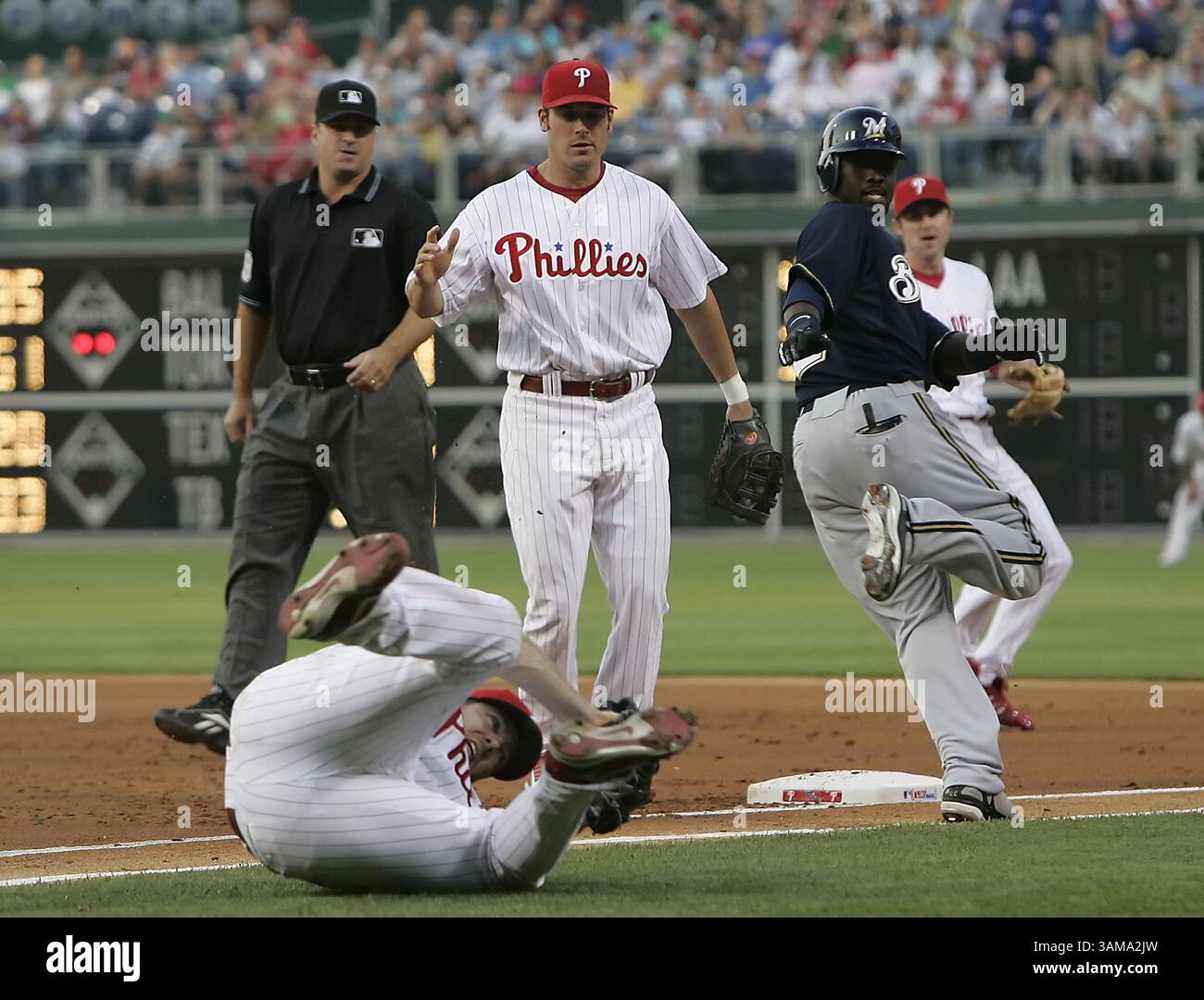 15 maggio 2007 - USA - il lanciatore dei Philadelphia Phillies Adam Eaton precipita dopo aver taggato Tony Gwynn dei Milwaukee Brewers in un tentativo di bunt al Citizens Bank Park di Philadelphia, Pennsylvania, mercoledì 15 maggio 2007. (Ron Cortes/Philadelphia Inquirer/MCT) (immagine di credito: © Ron Cortes/mct/ZUMAPRESS.com) Foto Stock