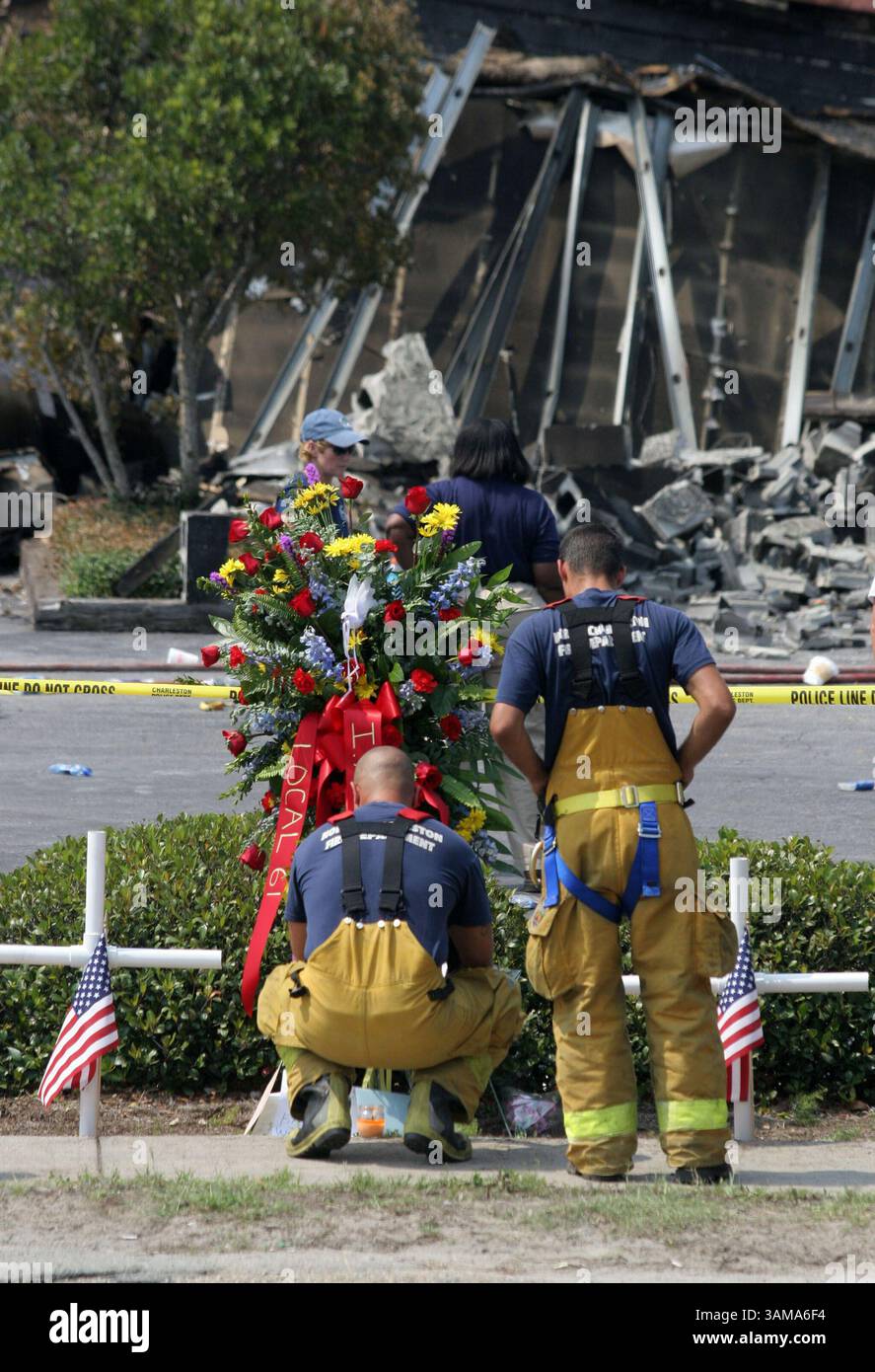 19 giugno 2007 - Stati Uniti - i vigili del fuoco porgono i loro omaggi in un memoriale per i nove vigili del fuoco caduti martedì 19 giugno 2007, presso il Sofa Warehouse di Charleston, South Carolina. (C. Aluka Berry/The State/MCT) (immagine di credito: © C. Aluka Berry/mct/ZUMAPRESS.com) Foto Stock