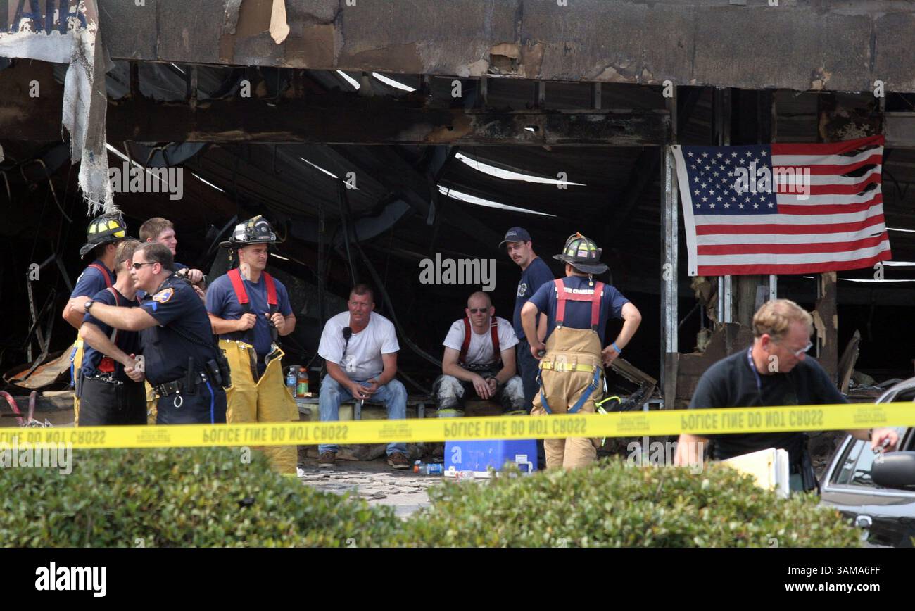 19 giugno 2007 - Stati Uniti - i vigili del fuoco porgono i loro omaggi in un memoriale per i nove vigili del fuoco caduti martedì 19 giugno 2007, presso il Sofa Warehouse di Charleston, South Carolina. (C. Aluka Berry/The State/MCT) (immagine di credito: © C. Aluka Berry/mct/ZUMAPRESS.com) Foto Stock