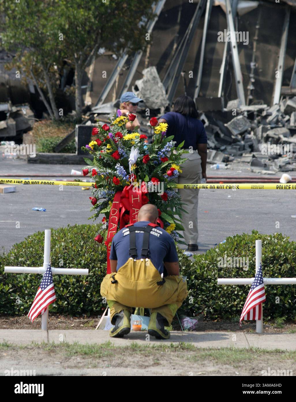 19 giugno 2007 - Stati Uniti - i vigili del fuoco porgono i loro omaggi in un memoriale per i nove vigili del fuoco caduti martedì 19 giugno 2007, presso il Sofa Warehouse di Charleston, South Carolina. (C. Aluka Berry/The State/MCT) (immagine di credito: © C. Aluka Berry/mct/ZUMAPRESS.com) Foto Stock