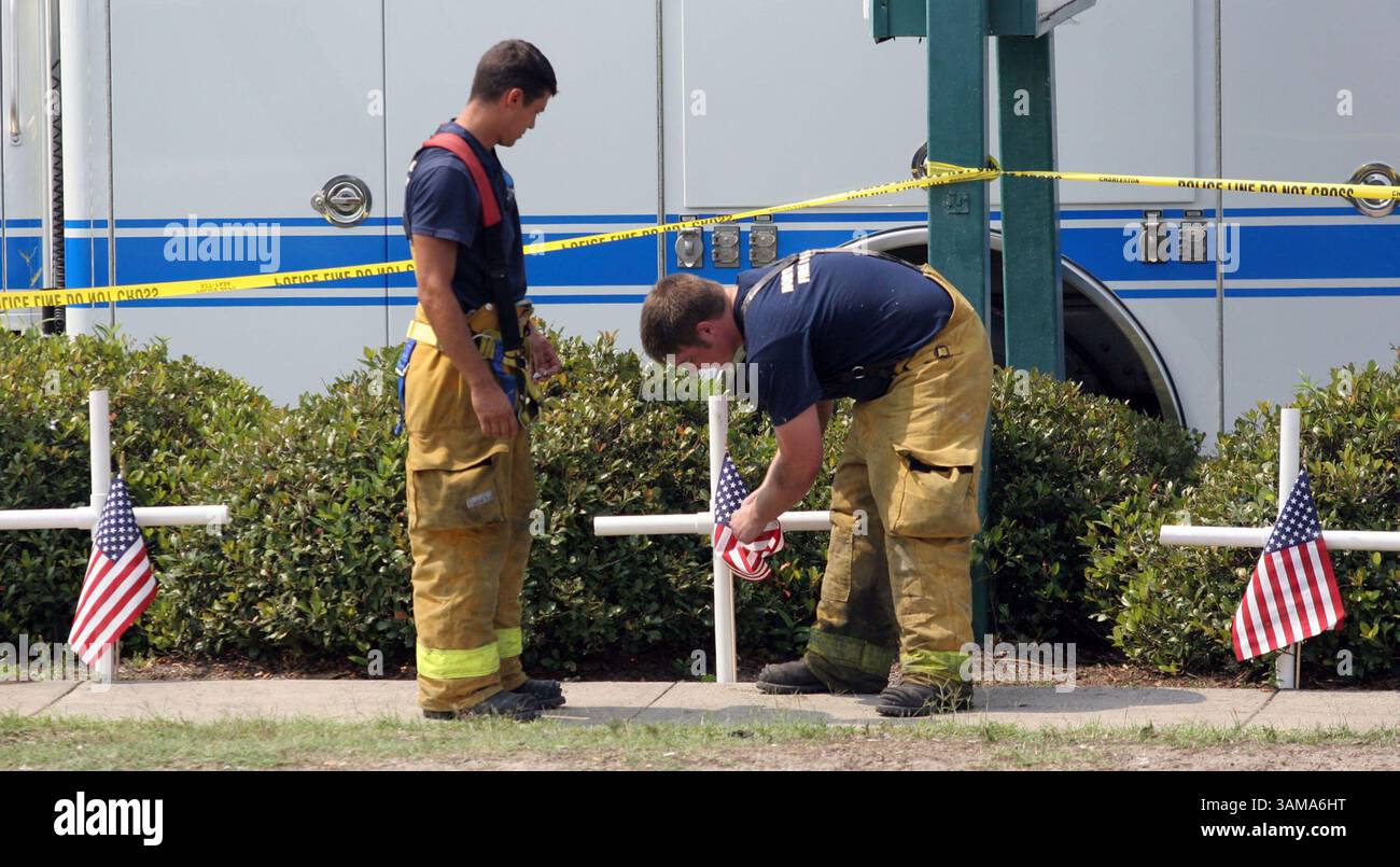 19 giugno 2007 - Stati Uniti - i vigili del fuoco porgono i loro omaggi in un memoriale per i nove vigili del fuoco caduti martedì 19 giugno 2007, presso il Sofa Warehouse di Charleston, South Carolina. (C. Aluka Berry/The State/MCT) (immagine di credito: © C. Aluka Berry/mct/ZUMAPRESS.com) Foto Stock