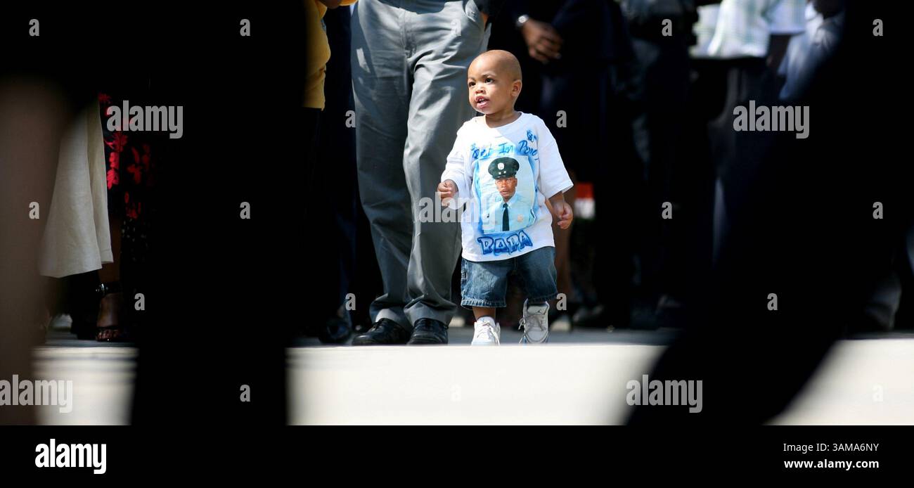 22 giugno 2007 - Stati Uniti - con la fotografia di James ''Earl'' Drayton sulla sua camicia, un bambino guarda la processione di un servizio commemorativo per i nove vigili del fuoco caduti a Charleston, Carolina del Sud, venerdì 22 giugno 2007. (Janet Blackmon Morgan/The Sun News/MCT) (immagine di credito: © Janet Blackmon Morgan/mct/ZUMAPRESS.com) Foto Stock