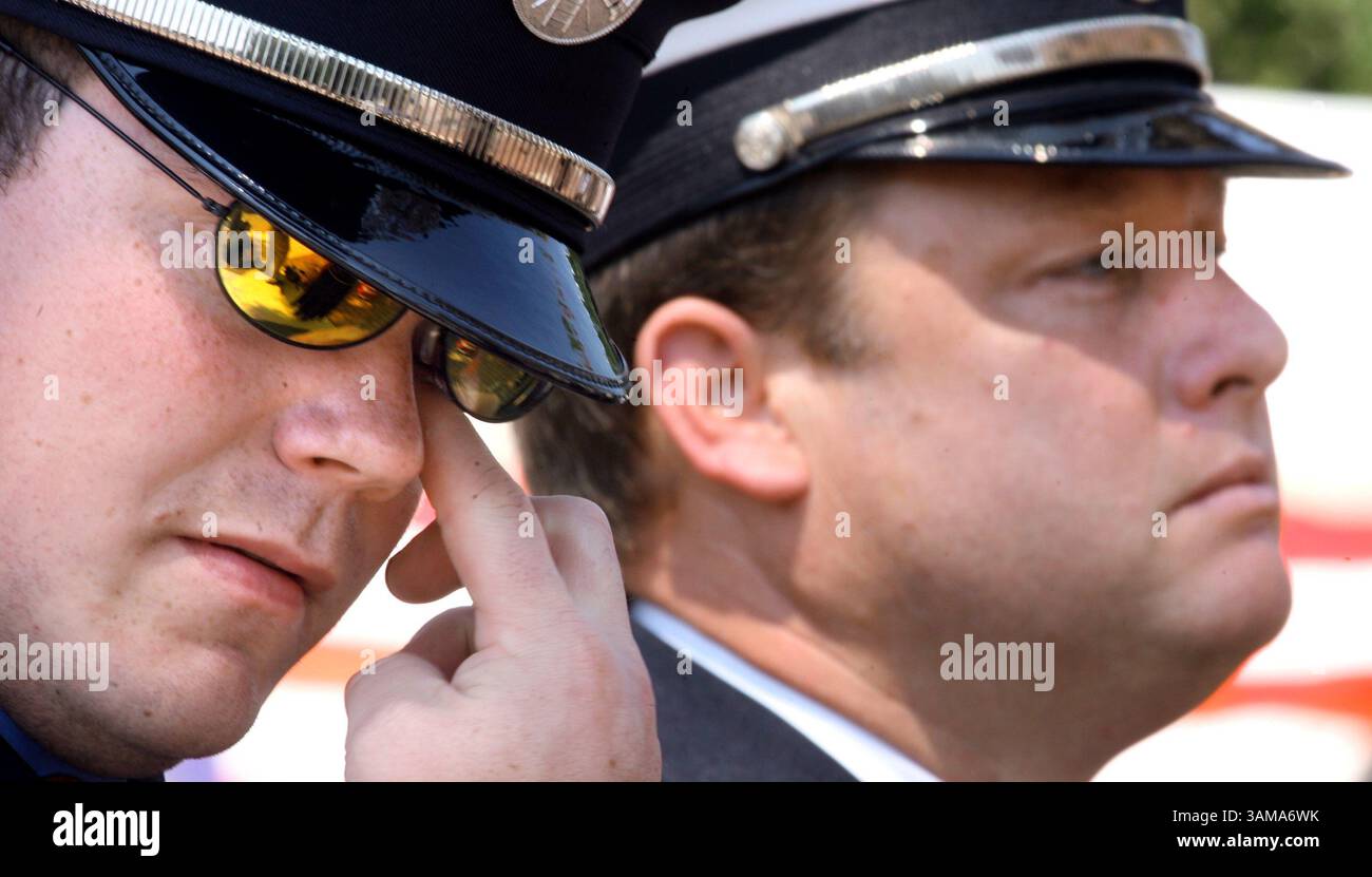 23 giugno 2007 - Stati Uniti - i vigili del fuoco della contea di Horry Jason Sellers (a sinistra) e Bryan Childress partecipano a un servizio commemorativo per i nove vigili del fuoco caduti a Charleston, Carolina del Sud, venerdì 22 giugno 2007. (Janet Blackmon Morgan/The Sun News/MCT) (immagine di credito: © Janet Blackmon Morgan/mct/ZUMAPRESS.com) Foto Stock