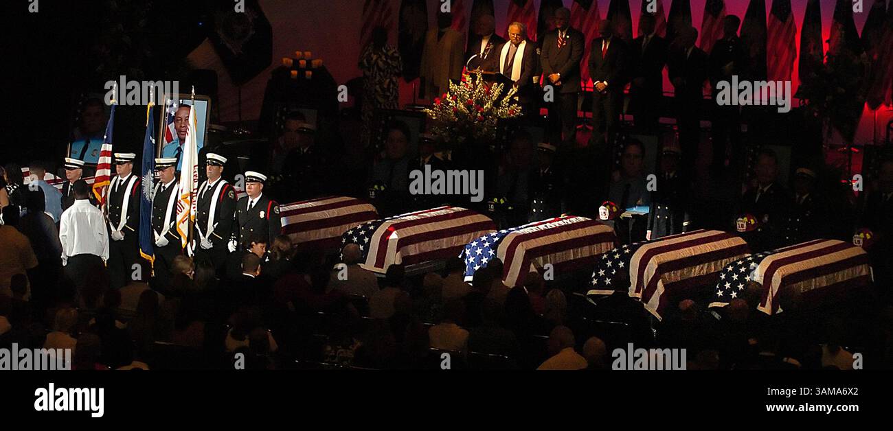 22 giugno 2007 - Stati Uniti - le famiglie prendono posto durante un memoriale per onorare i nove vigili del fuoco caduti di Charleston venerdì 22 giugno 2007 a Charleston, Carolina del Sud. (Layne Bailey/Charlotte Observer/MCT) (immagine di credito: © Layne Bailey/mct/ZUMAPRESS.com) Foto Stock