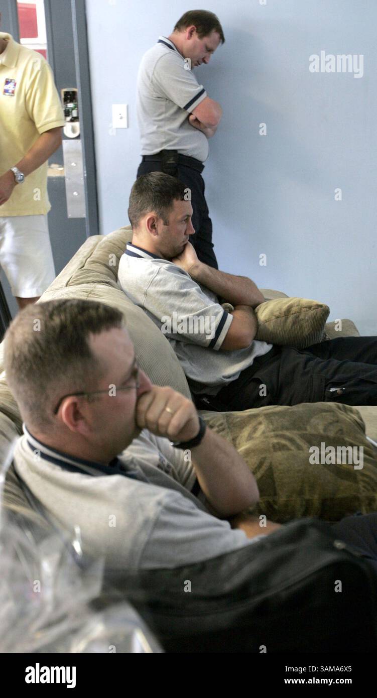 22 giugno 2007 - Stati Uniti - il vigile del fuoco volontario Chris Gordon, di TOP, il tenente Chris Zailski, e il vigile del fuoco volontario Darin Bagley di Old Fort Fire and Rescue dei vigili del fuoco della contea di Dorchester, guardano il servizio commemorativo per nove vigili del fuoco caduti a Charleston, South Carolina, venerdì 22 giugno 2007. (Erik Campos/The State/MCT) (immagine di credito: © Erik Campos/mct/ZUMAPRESS.com) Foto Stock