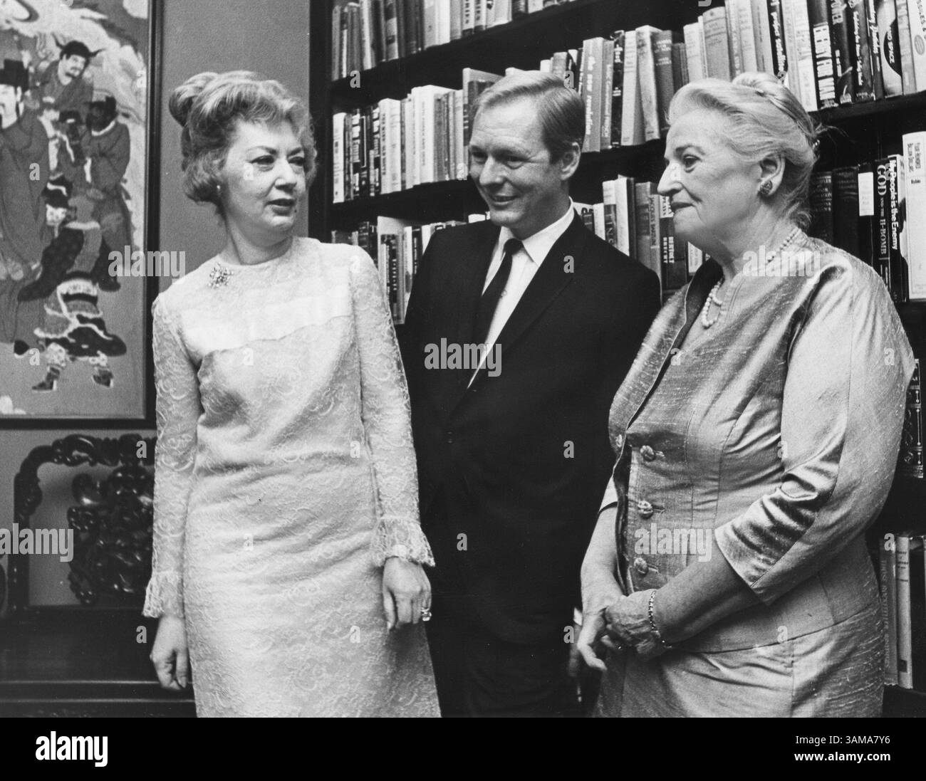 28 giugno 2007 - Stati Uniti - visto in questo archivio del 1967 Inquirer la fotografia è, da sinistra, la signora H. Donald Sills, di New York; Theodore F. Harris, di Philadelphia, e l'autore Pearl S. Buck nella casa cittadina di Miss Buck, 2019 Delancey Place, che è la sede della Pearl S. Buck Foundation. (File Photo/Philadelphia Inquirer/MCT) (immagine di credito: © Archive/mct/ZUMAPRESS.com) Foto Stock