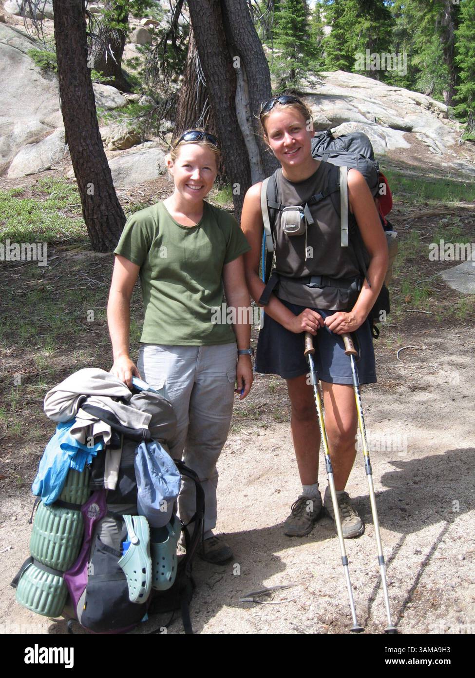 30 giugno 2007 - Stati Uniti - Erin Leahy, Leahy, Left, ed Erin o'Donnell, da Chicago, sono ritratti il 1° luglio 2007 camminando attraverso Noble Valley, appena a sud di Ebbetts Pass, California Sierra Nevada Mountains. (Anne Chalfant/Contra Costa Times/MCT) (immagine di credito: © Anne Chalfant/mct/ZUMAPRESS.com) Foto Stock