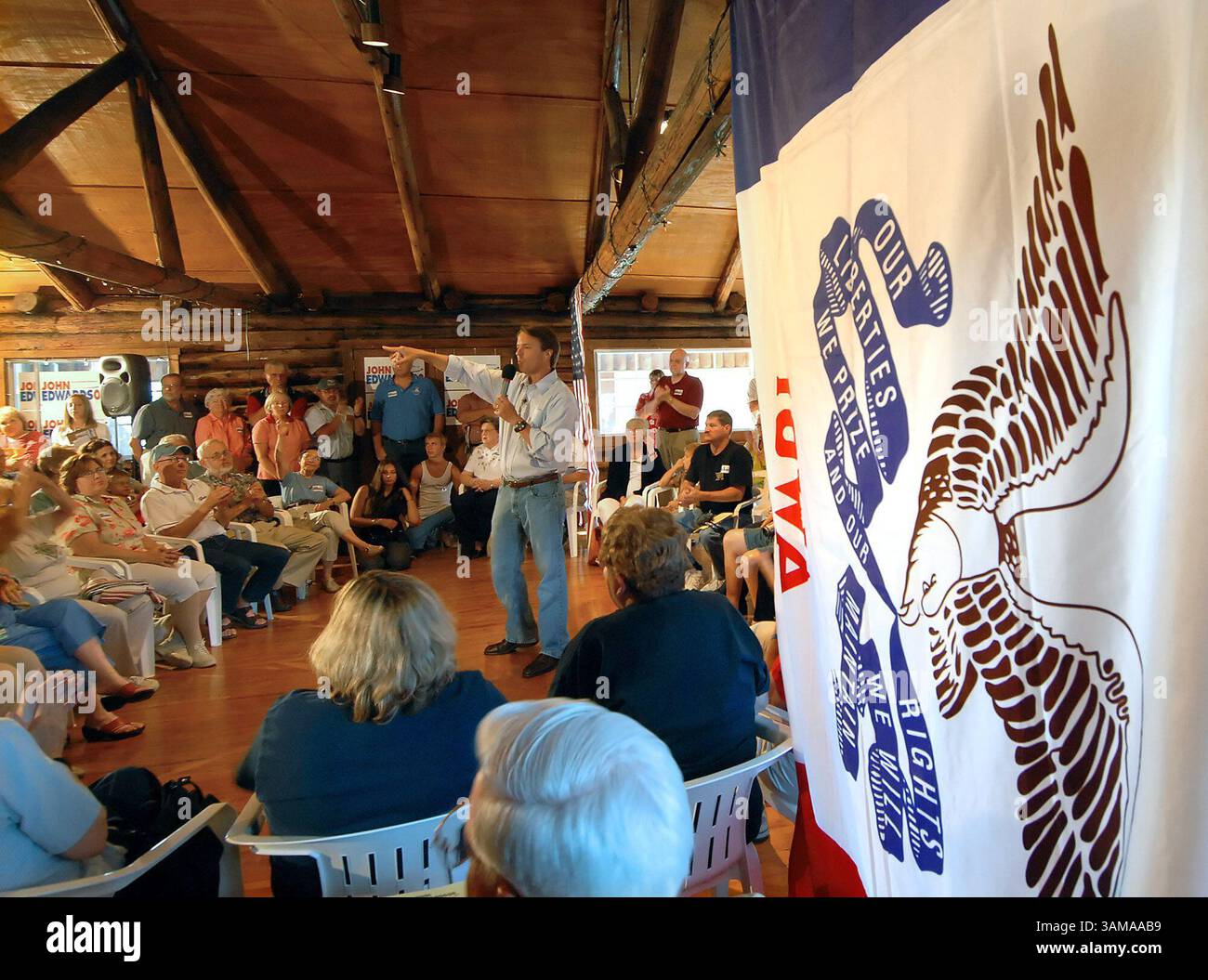 13 luglio 2007 - Stati Uniti - il senatore John Edwards è incorniciato da una bandiera dell'Iowa mentre parla venerdì pomeriggio 13 luglio 2007 allo Scenic City Boat Club di Iowa Falls, Iowa. (Diedra Laird/Charlotte Observer/MCT) (immagine di credito: © Diedra Laird/mct/ZUMAPRESS.com) Foto Stock
