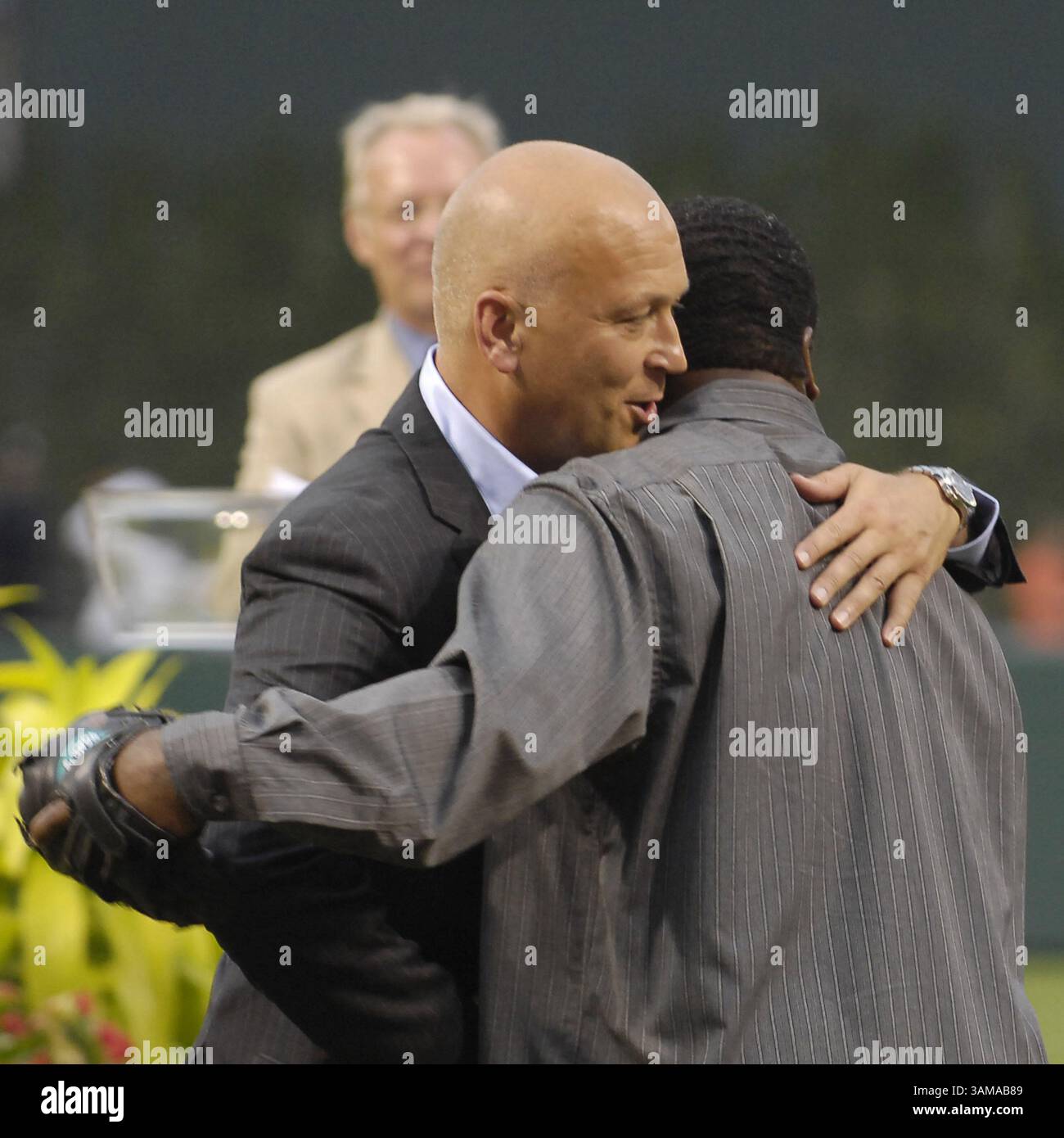 24 luglio 2007 - Stati Uniti - Baltimore Orioles Hall of Fame Inductee Cal Ripken, Jr. Condivide un momento con Eddie Murray dopo che Murray ha ricevuto il primo lancio pre-partita a Camden Yards a Baltimore, Maryland, martedì 24 luglio 2007. Gli Orioles affrontano i Tampa Bay Devil Rays. (Kenneth K. Lam/Baltimore Sun/MCT) (immagine di credito: © Kenneth K. Lam/mct/ZUMAPRESS.com) Foto Stock
