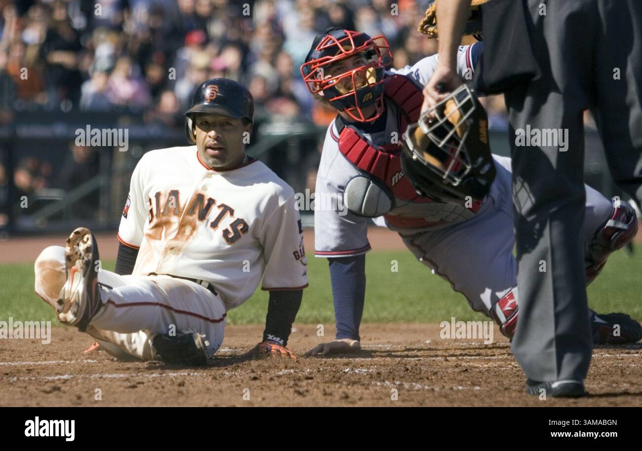 26 luglio 2007 - Stati Uniti - i San Francisco Giants Dave Roberts e gli Atlanta Braves Brian McCann cercano la chiamata per far salire Andy Fletcher nel primo inning mentre Roberts è fuori casa durante la loro partita all'AT&T Park di San Francisco, California, il 26 luglio 2007. (Paul Kitagaki Jr./Sacramento Bee/MCT) (immagine di credito: © Paul Kitigaki Jr/mct/ZUMAPRESS.com) Foto Stock