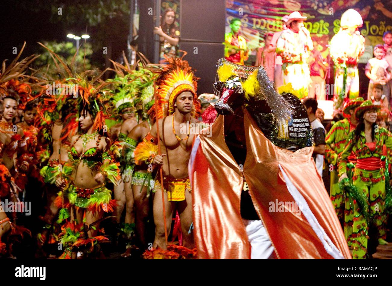 30 giugno 2007 - Stati Uniti - il gruppo Bumba-Meu-Boi de Morros si esibisce il 30 giugno 2007 in un festival a Sao Luis, Brazill dove la gente ripropone ogni anno una storia dell'era della schiavitù che molti dicono rifletta le attuali realtà tristi. Questo gruppo ha aperto la strada a un modo più appariscente e orientato ai giovani di raccontare la storia. (Naomi Onaga/MCT) (immagine di credito: © Naomi Onaga/mct/ZUMAPRESS.com) Foto Stock