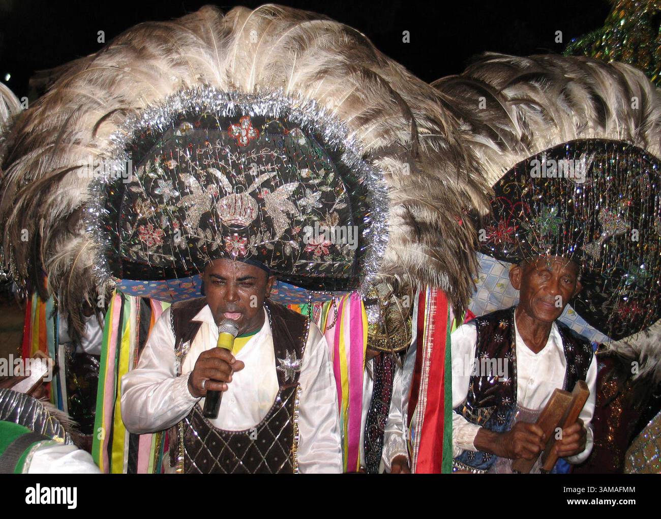 28 giugno 2007 - Stati Uniti - il gruppo Bumba-Meu-Boi Nossa Uniao si esibisce il 28 giugno 2007 in un festival a Sao Luis, in Brasile, dove la gente ripropone ogni anno una storia dell'era della schiavitù che molti dicono rifletta le attuali realtà tristi. Questo gruppo ripropone la storia con costumi e percussioni in stile africano. (Jack Chang/MCT) (immagine di credito: © Jack Chang/mct/ZUMAPRESS.com) Foto Stock