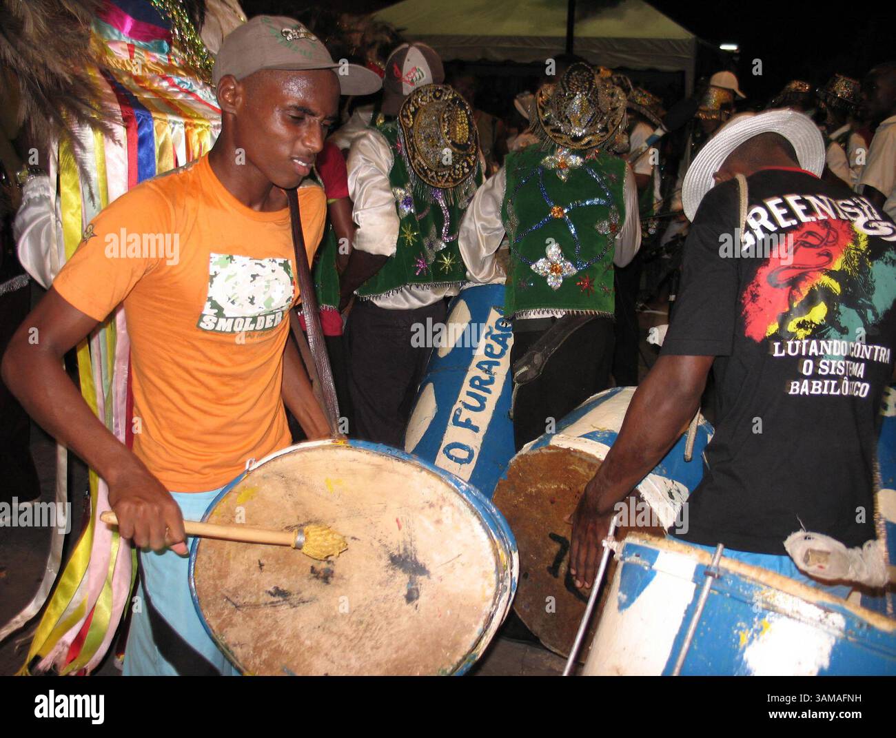 29 giugno 2007 - Stati Uniti - il gruppo Bumba-Meu-Boi Nossa Uniao si esibisce la mattina presto del 29 giugno 2007 in un festival a Sao Luis, in Brasile, dove le persone ripropongono ogni anno una storia dell'era della schiavitù che molti dicono rifletta le attuali realtà tristi. Questo gruppo ripropone la storia con costumi e percussioni in stile africano. (Jack Chang/MCT) (immagine di credito: © Jack Chang/mct/ZUMAPRESS.com) Foto Stock