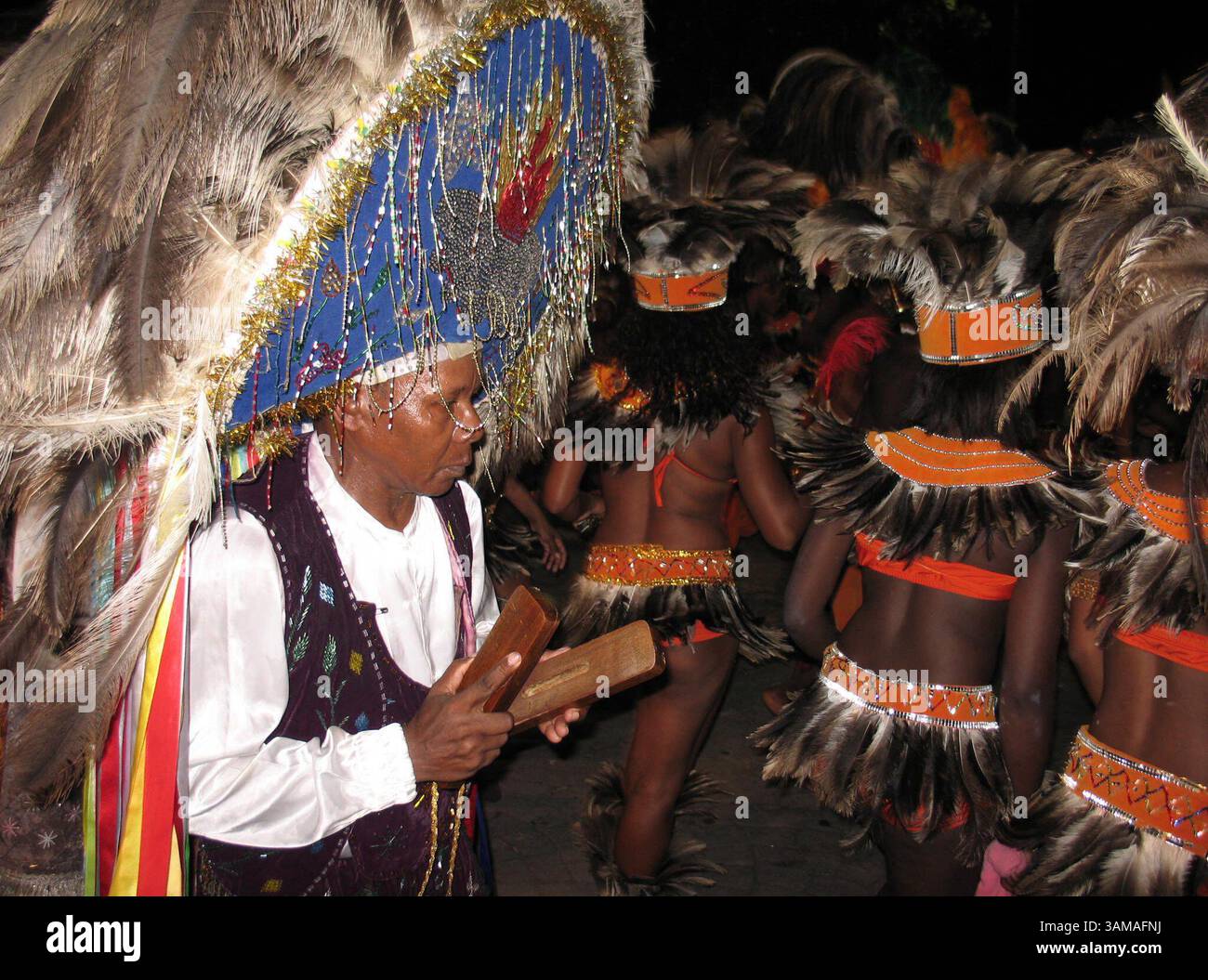 28 giugno 2007 - Stati Uniti - il gruppo Bumba-Meu-Boi Nossa Uniao si esibisce il 28 giugno 2007 in un festival a Sao Luis, in Brasile, dove la gente ripropone ogni anno una storia dell'era della schiavitù che molti dicono rifletta le attuali realtà tristi. Questo gruppo ripropone la storia con costumi e percussioni in stile africano. (Jack Chang/MCT) (immagine di credito: © Jack Chang/mct/ZUMAPRESS.com) Foto Stock
