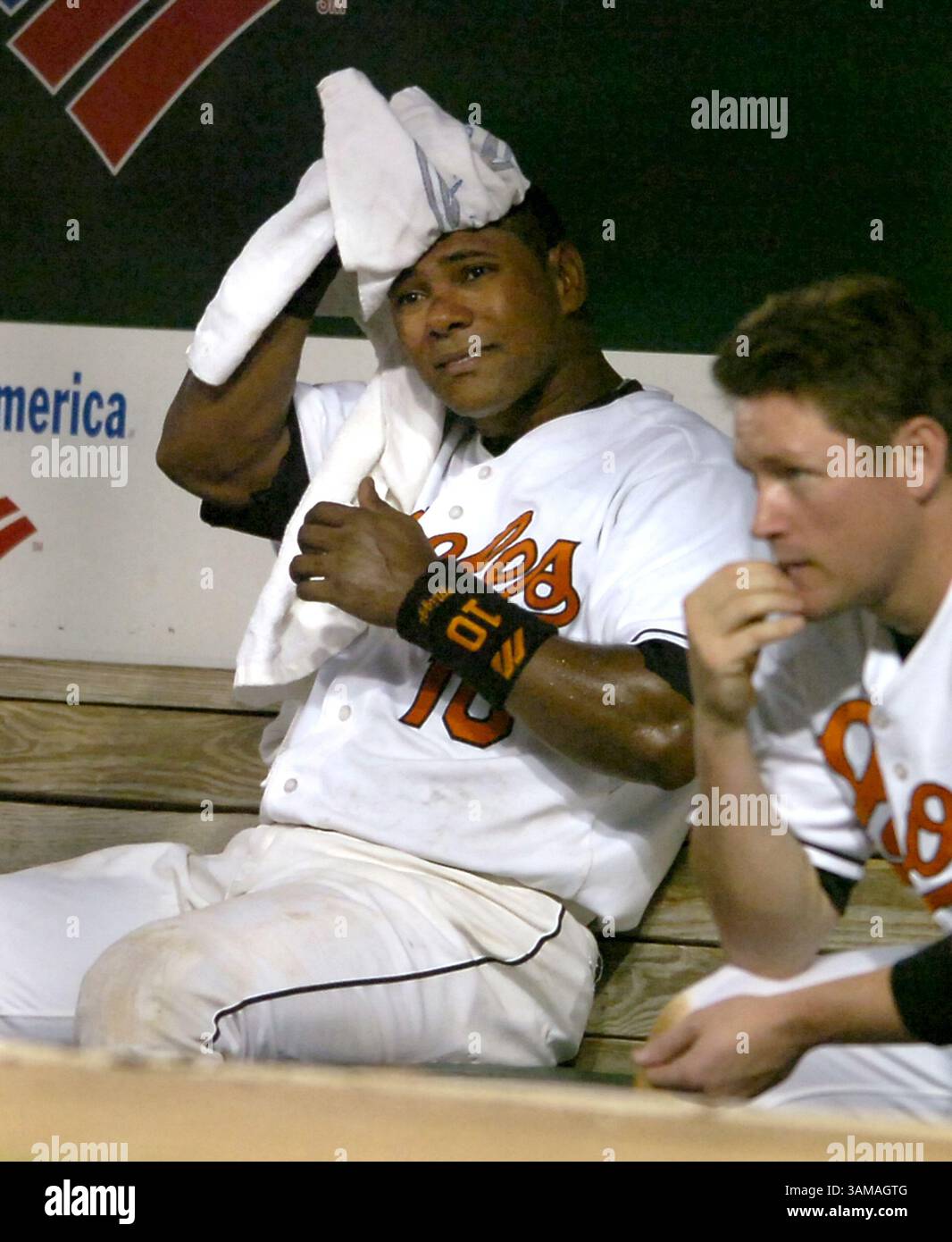 23 agosto 2007 - Stati Uniti - Miguel Tejada dei Baltimore Orioles mostra la sua delusione nel dugout dopo aver commesso un errore critico nell'ottavo inning della loro partita contro i Minnesota Twins all'Oriole Park a Camden Yards a Baltimora, Maryland, giovedì 23 agosto 2007. (Lloyd Fox/Baltimore Sun/MCT) (immagine di credito: © Lloyd Fox/mct/ZUMAPRESS.com) Foto Stock