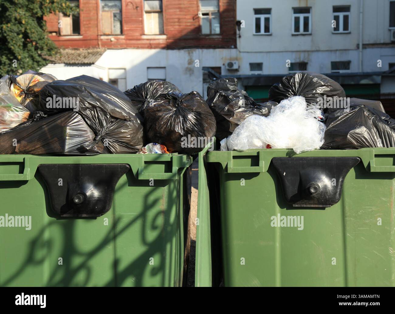 Contenitori per rifiuti in plastica. Un grosso contenitore verde per rifiuti domestici. Attrezzature per la raccolta dei rifiuti domestici. Lattine per rifiuti alimentari Foto Stock