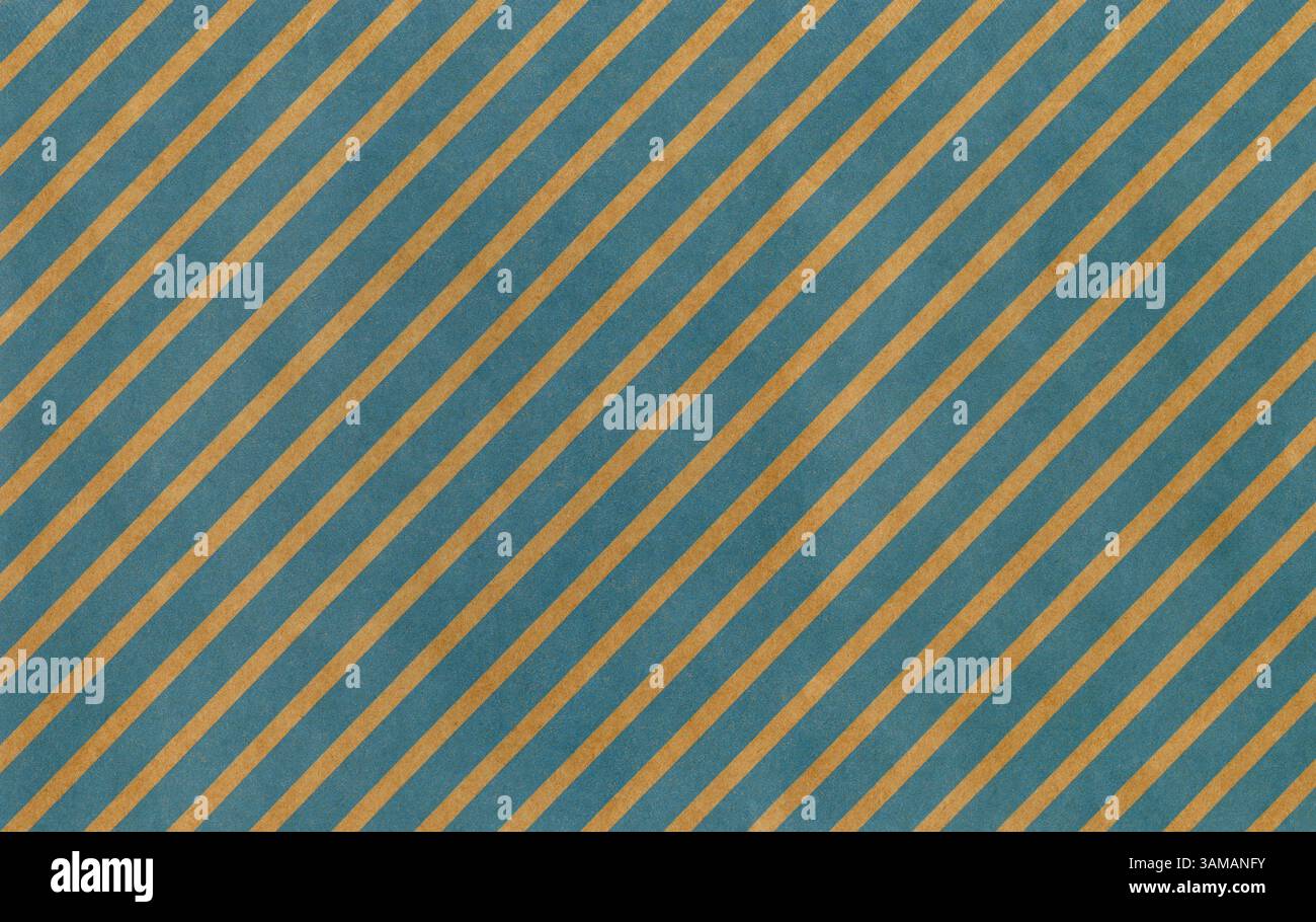 Superficie della carta o del cartone da imballaggio, sfondo, struttura. Sfondo della superficie di carta marrone scuro con strisce blu diagonalmente. Pezzo di carta marrone Foto Stock