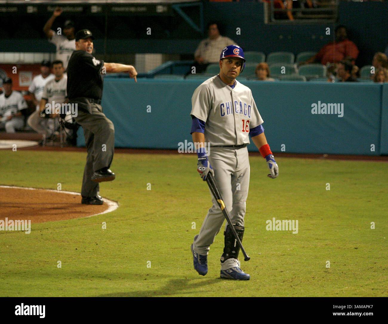 26 settembre 2007 - Stati Uniti - Aramis Ramirez dei Chicago Cubs viene espulso dall'arbitro di casa Andy Fletcher nel nono inning contro i Florida Marlins al Dolphin Stadium di Miami, Florida, martedì 25 settembre 2007. (Nuccio DiNuzzo/Chicago Tribune/MCT) (immagine di credito: © Nuccio Dinuzzo/mct/ZUMAPRESS.com) Foto Stock