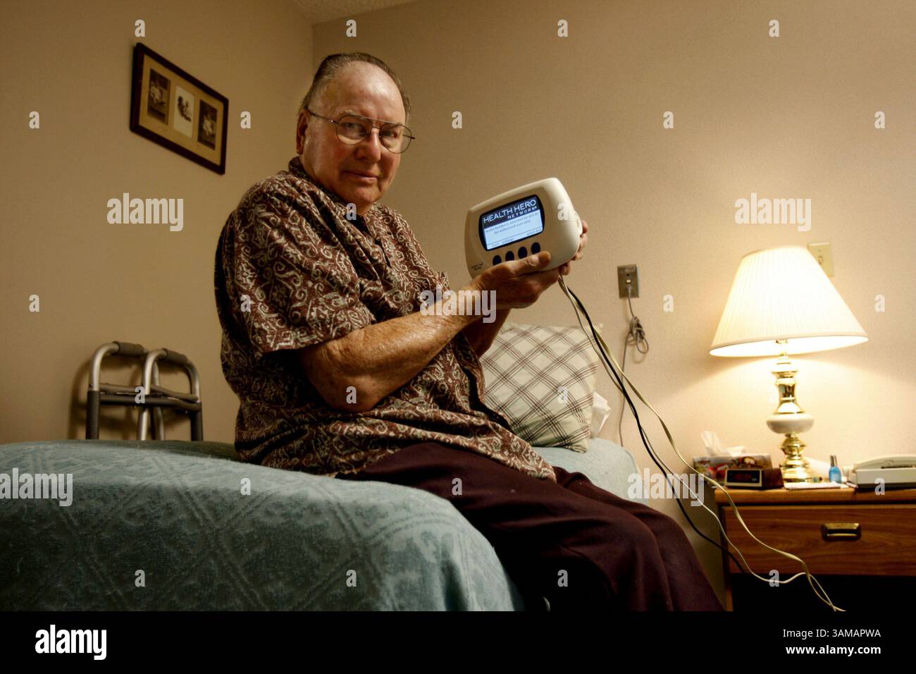 28 settembre 2007 - Robert McDonald, 89, mostra un telemonitor che usa per controllare e segnalare la sua pressione sanguigna e il diabete ogni giorno, 27 settembre 2007, nella sua casa di Homestead, Florida. (Patrick Farrell/Miami Herald/MCT) (immagine di credito: © Patrick Farrell/MCT/ZUMAPRESS.com) Foto Stock