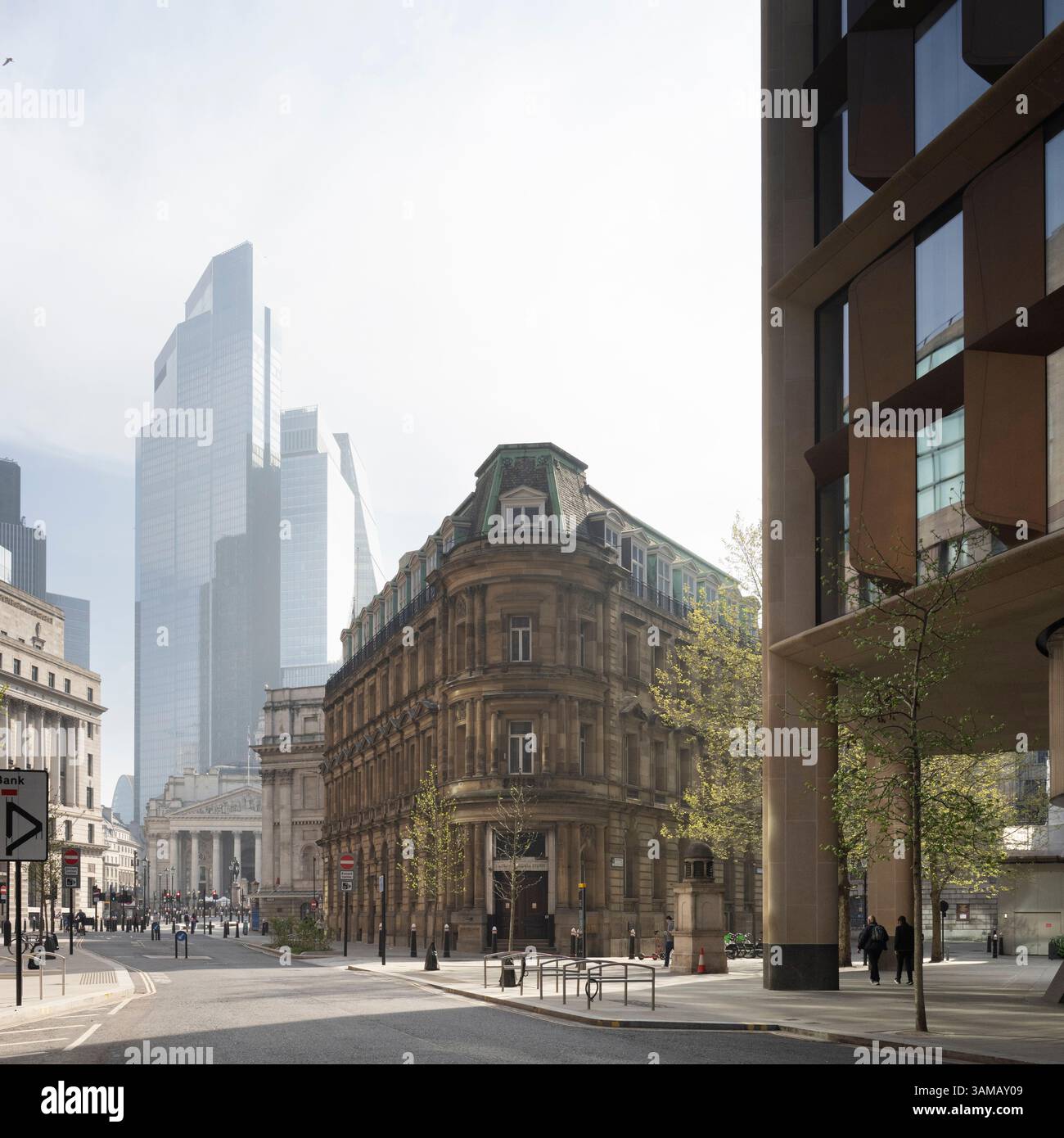 La gente cammina vicino alla Corte dei magistrati della City of London a Londra, Regno Unito. L'immagine cattura la miscela di architettura storica e moderni grattacieli Foto Stock