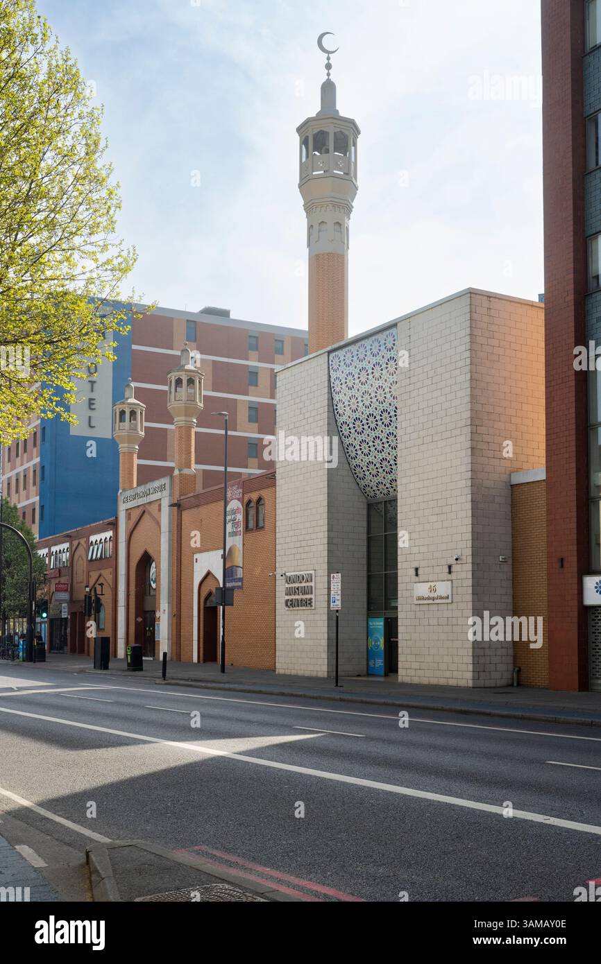 La East London Mosque e il London Muslim Centre si trovano su Whitechapel Road, Londra. Funge da luogo di culto e centro di comunità per i musulmani. Foto Stock
