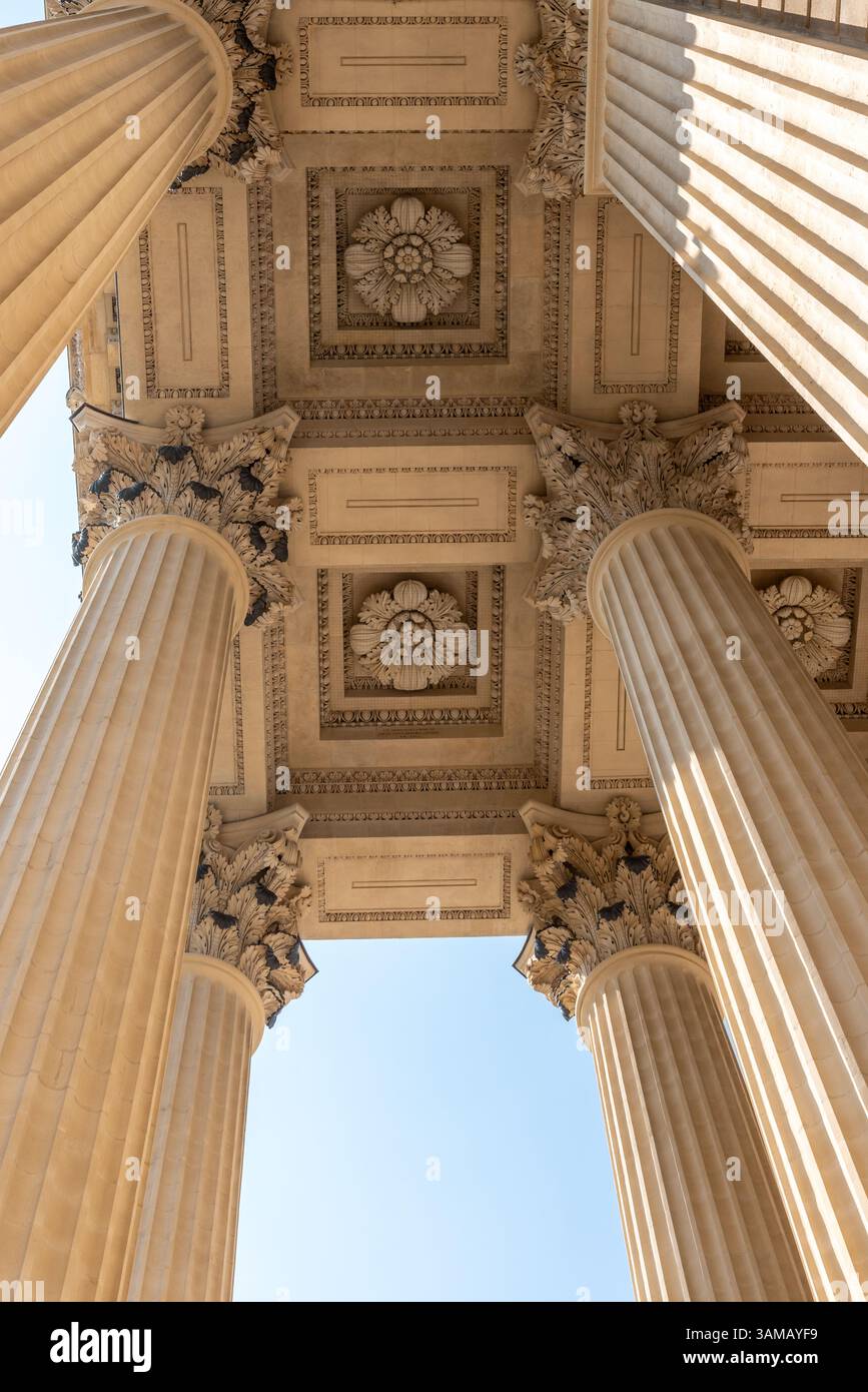 Primo piano delle colonne e del soffitto della chiesa della Madeleine nell'VIII arrondissement di Parigi Foto Stock