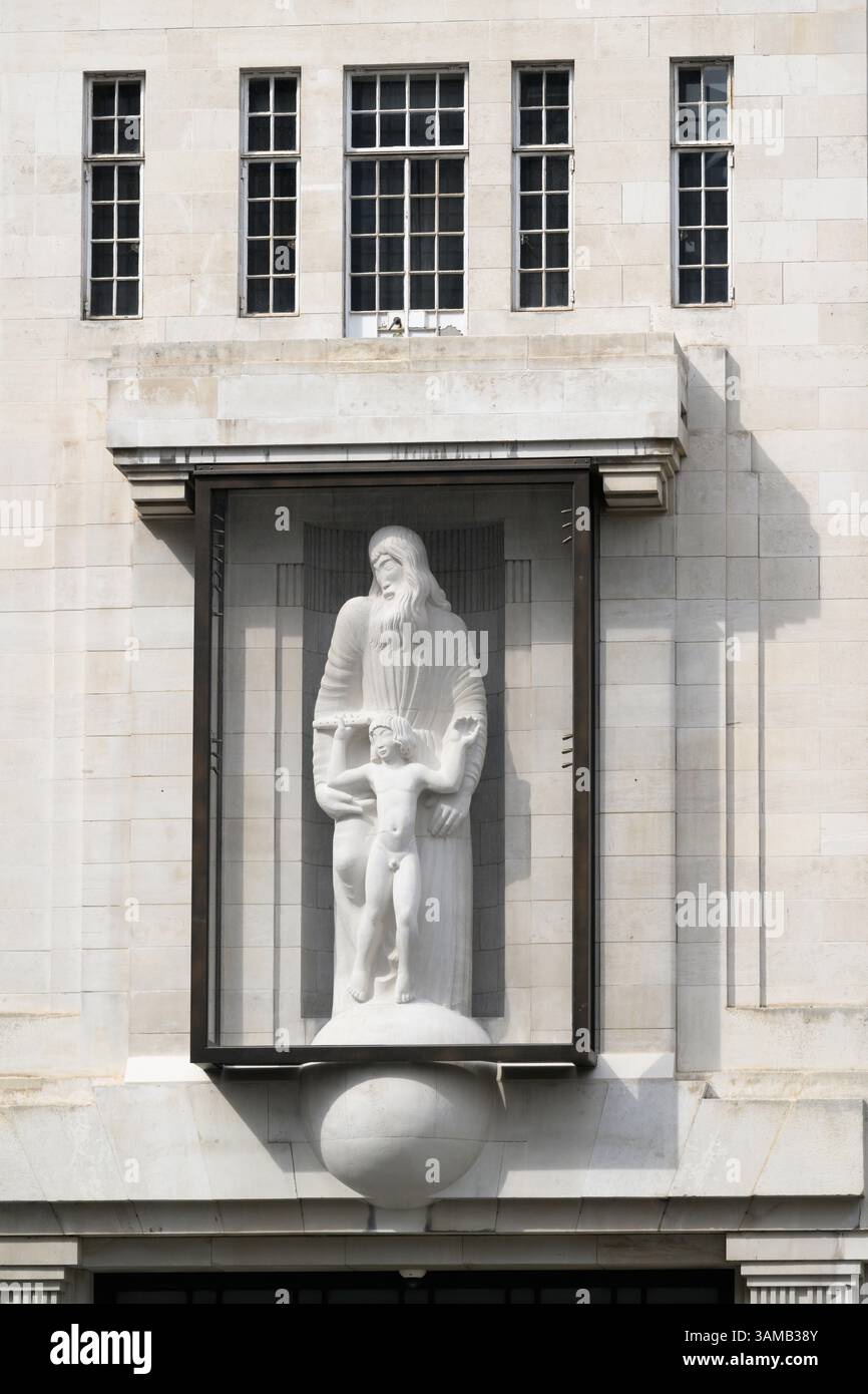 La scultura recentemente restaurata di Prospero e Ariel è ora protetta dietro schermi di vetro perché la statua di grado II è stata vandalizzata due volte, Foto Stock